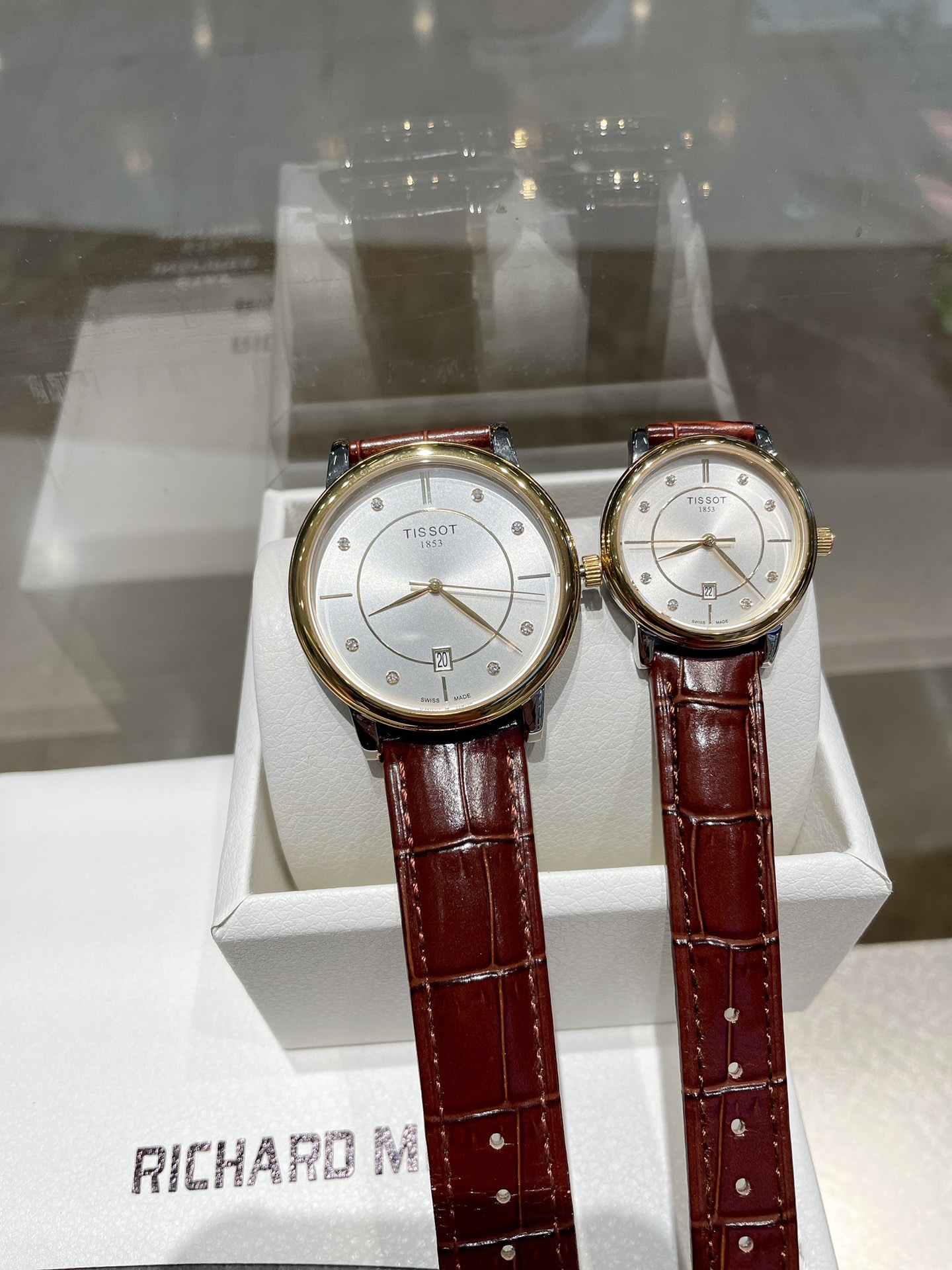 K5   天梭 Tissot  全新卡森臻我系列情侣对表，刘亦菲黄晓明倾情代言。臻我 寓意每时每刻做真实的自己。每一种身份，皆是兴之所至。每一年真我，都独具魅力。佩戴卡森臻我系列腕表，传递着随心所欲的都市“芯”主张。尺寸女装30mm，男装40mm。