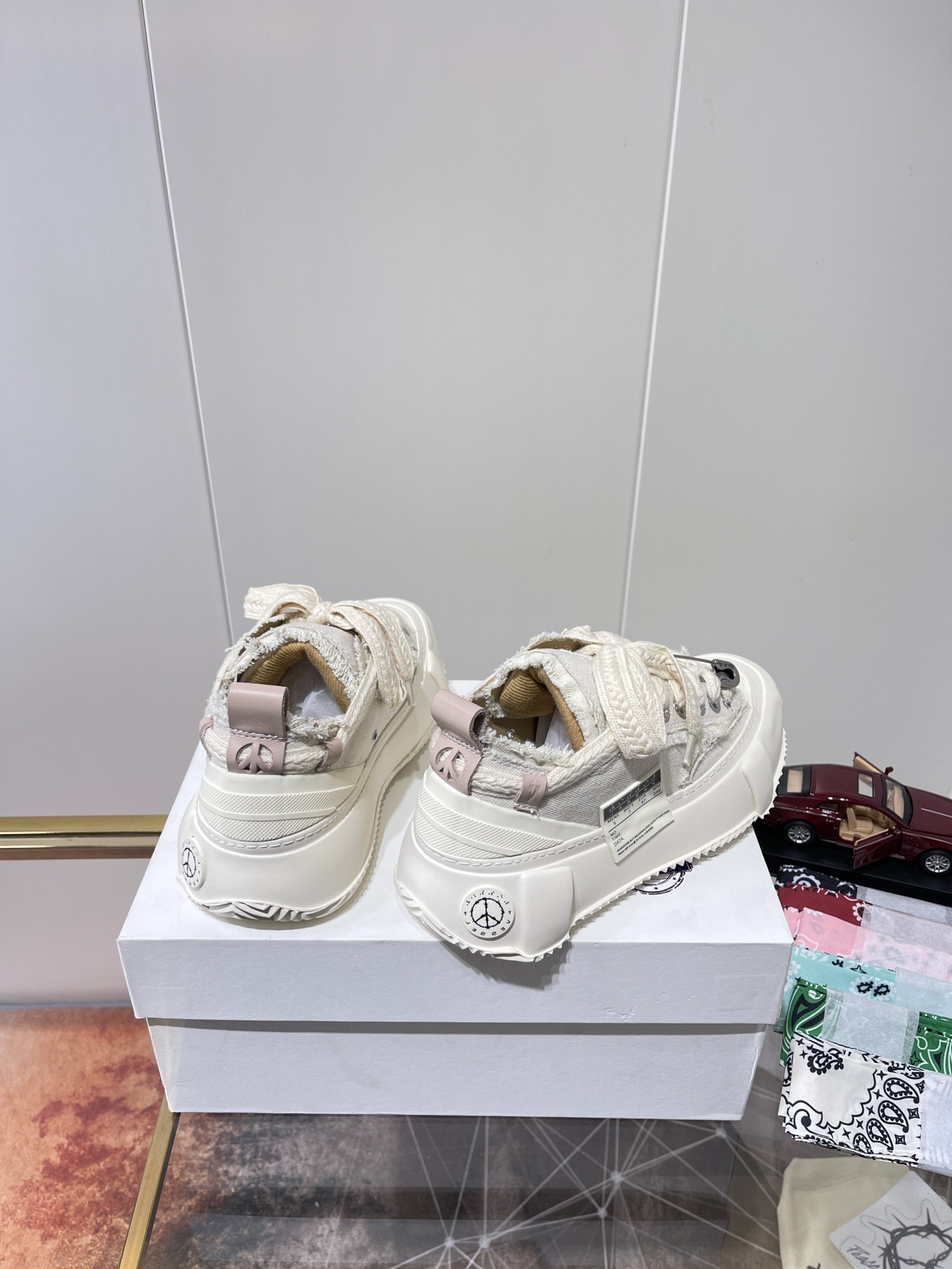 Xvesel-SmileRepublic Autumn 2022 Shoe Collection: Unique Design and High-Quality Materials - 图片 8