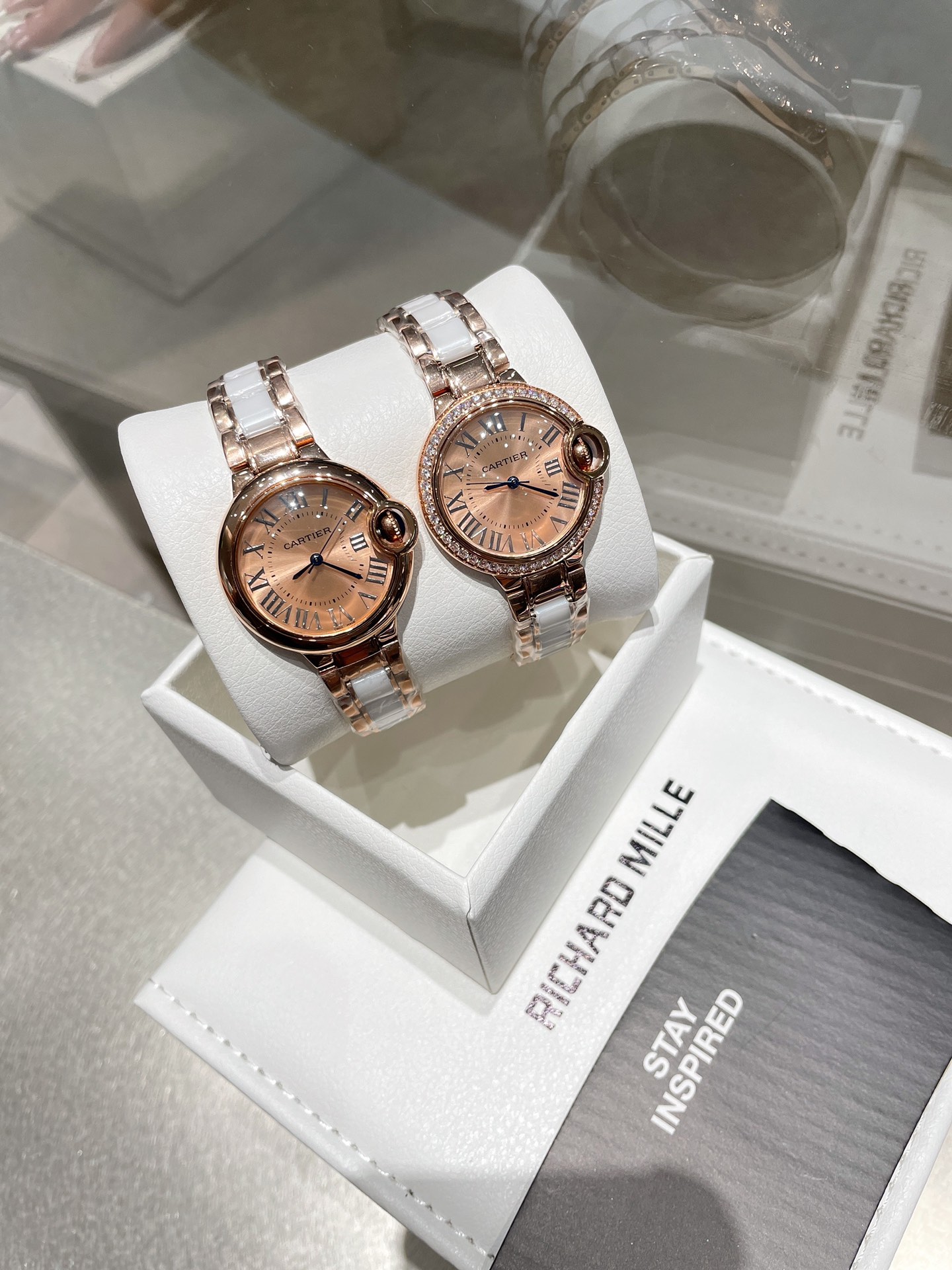 L5   鱼眼双卜玻璃 匠心之作 卡地亚 Cartier 蓝气球，精致33mm石英腕表，传统三针设计 星空运转 时间流淌 特殊工艺镶钻，个性 完美 搭配鱼眼蓝宝玻璃运用瑞士原装瑞士石英机芯 走时精准 进口高光牛皮带 原装折叠扣 认准高品质全套包装出佩戴保修卡吊牌。