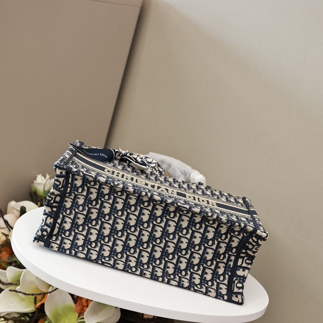 DIOR刺绣托特购物袋💰360【高端原单】 中号：36.5*28*17cm 大号：41.5*35*18cm 这款 Book Tote 手袋灵感来自女装创意总监玛丽亚·嘉茜娅·蔻丽 (Maria Grazia Chiuri)，是体现 Dior 审美的主打产品，通体饰以蓝色 Oblique 印花，正面饰以醒目的“Christian Dior”标志，是携带各种日常用品的理想之选，优雅的设计彰显 Dior 的精湛工艺。