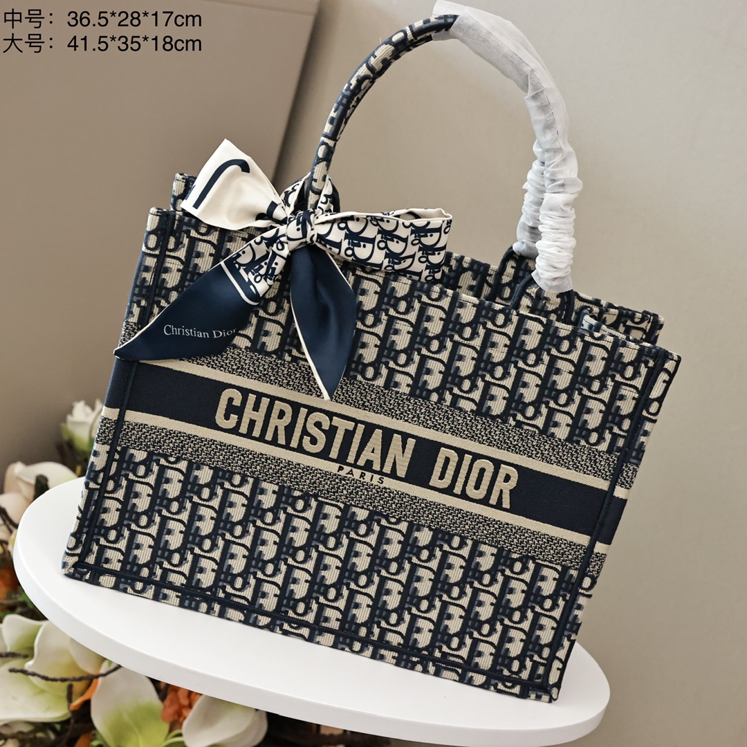 DIOR刺绣托特购物袋💰360【高端原单】 中号：36.5*28*17cm 大号：41.5*35*18cm 这款 Book Tote 手袋灵感来自女装创意总监玛丽亚·嘉茜娅·蔻丽 (Maria Grazia Chiuri)，是体现 Dior 审美的主打产品，通体饰以蓝色 Oblique 印花，正面饰以醒目的“Christian Dior”标志，是携带各种日常用品的理想之选，优雅的设计彰显 Dior 的精湛工艺。
