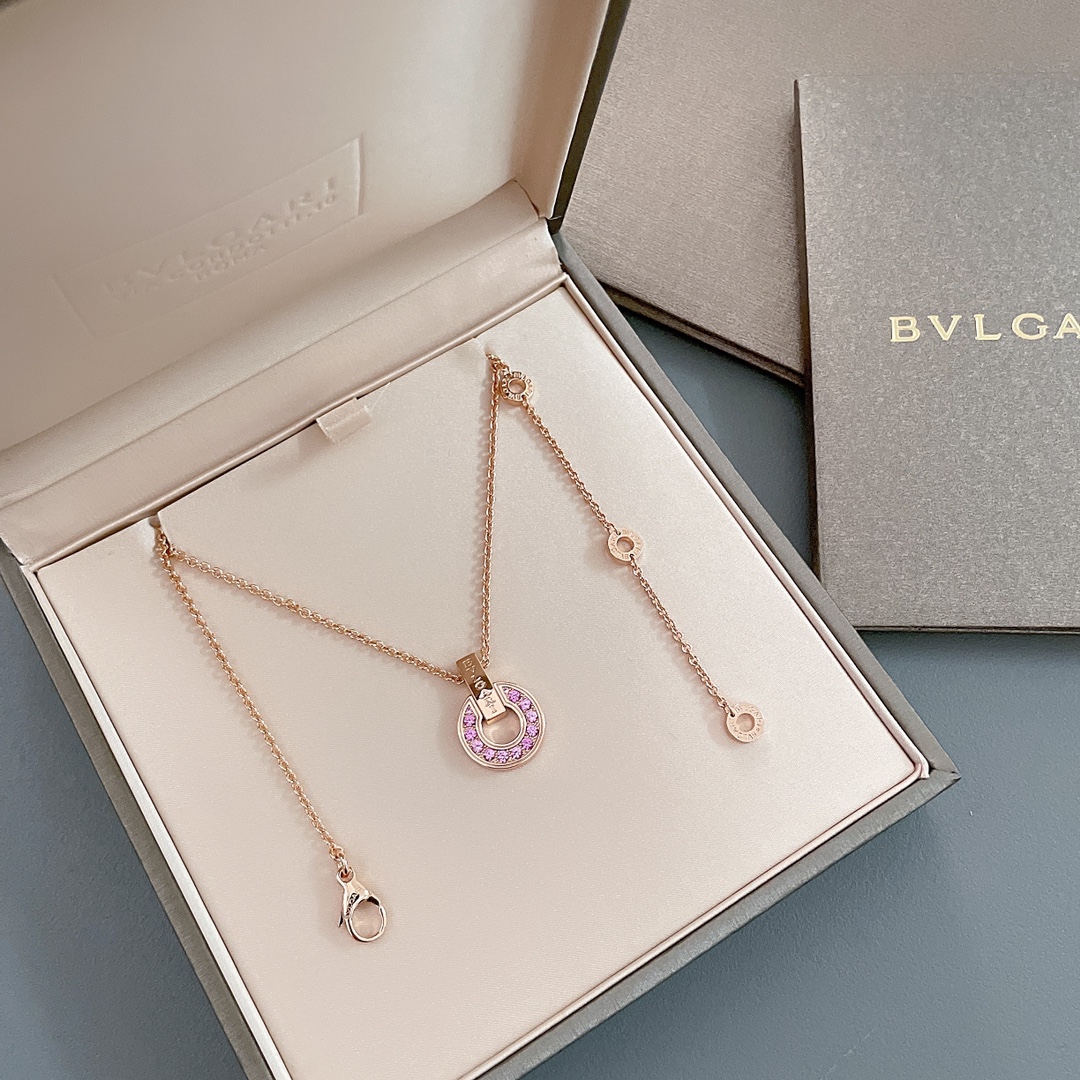 NO:635223,88300 [Limited Red Diamond Coin Necklace] Z 33000, BVLG@RI new model  BB series necklaces, special editions sold exclusively in Greater China. Based on the Roman culture regarded as the source of inspiration by the brand, it presents an elegant fusion of tradition and modernity. The series of classic circular patterns are reminiscent of the arc inscriptions on ancient Roman coins, reinterpreted with unique hollow designs  interpretation, inlaid with pink gemstones, cleverly blending timeless aesthetics and exquisite gemstones. It uses passionate colors and shapes to interpret extraordinary charm. Full of geometric modernity and excellent recognition, the shape is inspired by ancient Roman coins, with gold and diamonds, which means progress, profit, and wealth!  ,,bottega veneta,bvlgari,necklace,Cardia high-end jewelry1986090988300【宝限定红钻钱币项链】Z 33000,BVLG@RI新款 BB系列项链,大中华区专售特别版.以品牌奉为灵感来源的罗马文化为根基,呈现传统与现代的优雅融合.系列经典的圆形图案令人联想起古罗马钱币上的弧形铭文,以别致的镂空设计重新诠释,镶嵌粉色宝石,巧妙融合隽永美学与精致宝石.以热情洋溢的色彩和造型演绎非凡魅力.充满几何现代感和出色的辨识度,外形灵感来源于古罗马钱币,有金有钻,寓意有进有赚,财源广进！,,bottega veneta,bvlgari,necklace,卡迪亚高端饰品,Jewelry