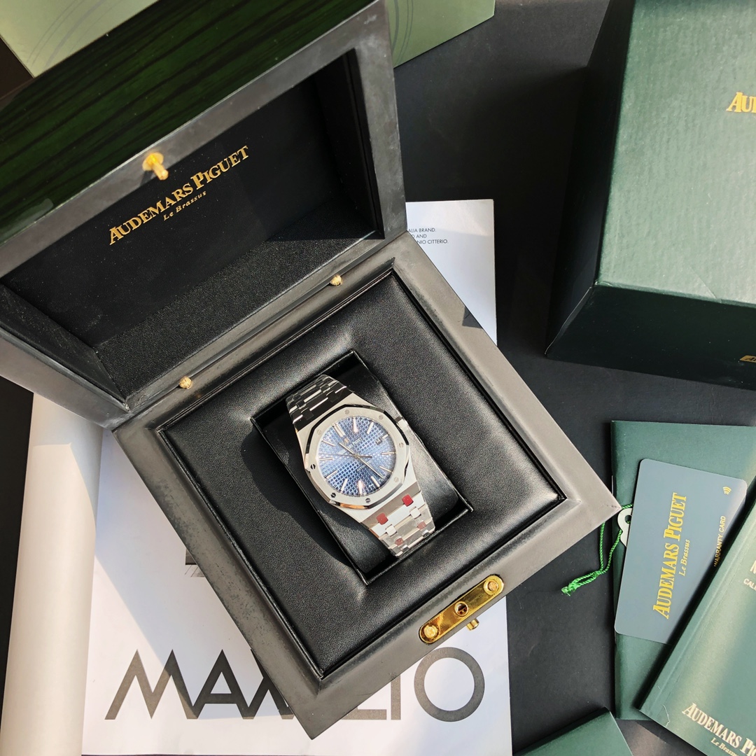 NO:393277,Batch. (Rare Original Bull) The 'only' and the 'version' of each authentic accessories on the market......  Audemars Piguet Royal Oak 15400 series, the dial is available in four colors, black, blue, white, gray ruthenium, the 'big plaid' decorative pattern of the dial is 'matched with platinum three-dimensional fluorescent time markers and Royal Oak hands, and is known as the strongest 'king of steel watches'. AP can best show the strong style charm of men! The dial size is 41mm thick and 9.8mm. The most standard size design of ZP men. The case strap is made of original imported stainless steel. The hard and wear-resistant case strap is delicately brushed and not sharp. The meticulousness of the genuine details is perfectly interpreted. The head of the strap is consistent with ZP.  The movable head grain design, the switch texture of the buckle and the engraving process of each part are consistent with ZP. Our 15400 series literal workmanship and color and ZP have no color difference. The movement original 3120 model movement, the real movement without jamming, the direction of the movement balance wheel can be seen whether it is consistent with ZP. It is definitely not the market's 9015 plus-deck movement is expensive and expensive! Professional warranty is 5 years, and human factors cause only accessories cost and cost to achieve perfect and humanized service. Customer satisfaction index! The full set of counters is shipped. It is the best choice for sending to people for their own use!,,audemars19860909批.（原装机稀有牛货）市场上“唯一一款”和正品每个配件通用互换“版本 ”…….. 爱彼皇家橡树15400系列,表盘有四色可以选,黑色、蓝色、白色、灰钌色,表盘“大格纹”装饰图案有“搭配白金立体荧光时标和皇家橡树指针,有最强“钢表之王”之称,AP最能展现男人强悍的风格魅力！表盘尺寸41mm厚9.8mm吻合ZP男人最标准的尺寸设计表壳表带采用原版进口精钢材质制造,坚硬耐磨表壳表带细腻的拉丝且不会锋利的工艺完美演绎正品细节的一丝不苟,表带头粒连接表头处与ZP一致的活动头粒设计,表扣的开关质感与各部位的雕刻工艺均与ZP一致,我们15400系列字面做工与颜色和ZP毫无色差,机芯原装3120型号机芯,真正的无卡度一体机芯,机芯摆轮方向就能看出是不是和ZP一致,绝对不是市场的9015加甲板机芯贵有贵的道理！专业保修5年,人为因素造成只收配件成本费用,做到完美人性化服务客户满意度指数！专柜全套包装出货.送人自用都是最佳选择！,,audemars,Watch