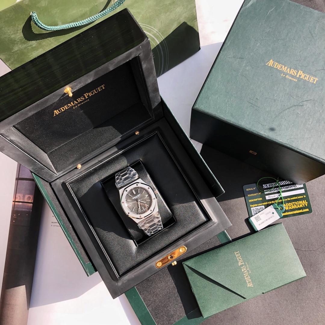 NO:393280,Audemars Piguet Royal Oak 'A2' series, dial diameter 39MM ultra-thin 8.5mm, equipped with imported modified original Cal.2121 automatic movement, continues the super-fine workmanship and polishing details that have always been around!  The strongest version of Royal Oak 15202. Sapphire glass mirror, super brushed steel strap. The watch adjustment function is completely consistent with ZP! Watch recommendations. Although luxury sports watches are sports watches, they will not look out of place when paired with formal wear. They will accompany the wearer to change different roles, so they are very popular among elites. In addition to high-end watch-grade movements, luxury sports watches must also be equipped with a case with exquisite shape and exquisite workmanship. However, because they are sports watches, the materials are often made of steel that is not often used in luxury watches. Today, Watch House recommends three luxury sports watches to appreciate their ultimate charm. Audemars Piguet Royal Oak series automatic winding watches use a stainless steel case with a diameter of 39 mm, and are engraved with Petite  Tapisserie small checked decorative blue dial. The watch mirror above the dial is made of anti-glare sapphire crystal glass, with platinum fluorescent three-dimensional hour markers and royal oak hands, and a calendar display window at 3 o'clock. The hexagonal screw-in crown and octagonal bezel echo each other, demonstrating the masculine temperament of men. This watch is paired with a stainless steel bracelet made of the same material as the case and a folding buckle with the word 'AP'. Through the transparent watch mirror, you can see that the automatic dial is engraved with AP and exquisite patterns.,,audemars19860909批,爱彼.皇家橡树＂A2＂系列,表盘直径39MM超薄8.5mm.搭载进口改原版Cal.2121自动机芯.延续一直来的超精细做工与打磨细节！最强版皇家橡树＂15202.蓝宝石玻璃镜面,超强拉丝工艺精钢表带.调表功能完全与zp完全一致！腕表推荐,豪华运动腕表虽然是运动腕表,但搭配正装也丝毫不会显得格格不入,很好的伴随佩戴者变换不同角色,因此深受精英人士的欢迎.豪华运动腕表除了要有高级钟表级的机芯外,还要配有造型考究且做工精致的表壳.但又由于是运动表,故材质上常常采用豪华表不常使用的钢.今天腕表之家为您推荐三款豪华运动腕表,一起领略它们的极致魅力. 爱彼皇家橡树系列自动上链腕表采用39毫米直径的不锈钢表壳,搭配镌刻Petite Tapisserie小型格纹装饰图案的蓝色表盘.表盘上方表镜采用防眩光处理的蓝宝石水晶玻璃,表盘上搭配白金荧光立体时标和皇家橡树指针,3时位置设有日历显示窗口.六边形旋入式表冠与八边形表圈相互呼应,共同彰显男士的阳刚硬朗气质.此款腕表搭配与表壳同材质的不锈钢表链以及带有“AP”字样的折叠表扣.透过透明表镜可以看到自动盘上面镌刻有AP字样及精美图案.,,audemars,Watch