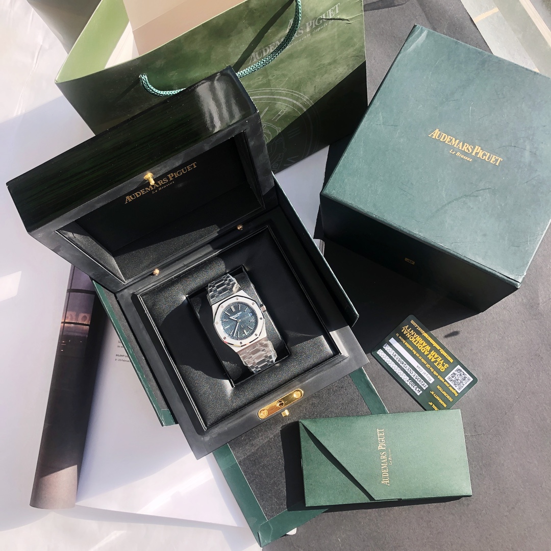 NO:393284,Audemars Piguet Royal Oak 'A2' series, dial diameter 39MM ultra-thin 8.5mm, equipped with imported modified original Cal.2121 automatic movement, continues the super-fine workmanship and polishing details that have always been around!  The strongest version of Royal Oak 15202. Sapphire glass mirror, super brushed steel strap. The watch adjustment function is completely consistent with the zp! (Knock QR code, card protection, bottom shell code, three-code in one) Watch recommendation, although the luxury sports watch is a sports watch, it will not look out of place when paired with formal wear. It is very suitable for the wearer to change different roles, so it is very popular among elites. In addition to having a high-end watch-grade movement, the luxury sports watch must also be equipped with a case with exquisite shape and exquisite workmanship. However, because it is a sports watch, the material is often made of steel that is not commonly used in luxury watches. Today, the watch home recommends three luxury sports watches to appreciate their ultimate charm. Audemars Piguet Royal Oak series automatic winding watches use a stainless steel case with a diameter of 39 mm, and is engraved with Petite  Tapisserie small checked decorative blue dial. The watch mirror above the dial is made of anti-glare sapphire crystal glass, with platinum fluorescent three-dimensional hour markers and royal oak hands, and a calendar display window at 3 o'clock. The hexagonal screw-in crown and octagonal bezel echo each other, demonstrating the masculine temperament of men. This watch is paired with a stainless steel bracelet made of the same material as the case and a folding buckle with the word 'AP'. Through the transparent watch mirror, you can see that the automatic dial is engraved with AP and exquisite patterns.,,audemars19860909批,爱彼.皇家橡树＂A2＂系列,表盘直径39MM超薄8.5mm.搭载进口改原版Cal.2121自动机芯.延续一直来的超精细做工与打磨细节！最强版皇家橡树＂15202.蓝宝石玻璃镜面,超强拉丝工艺精钢表带.调表功能完全与zp完全一致！（吊牌二维码、保卡、底壳码、三码合一）腕表推荐,豪华运动腕表虽然是运动腕表,但搭配正装也丝毫不会显得格格不入,很好的伴随佩戴者变换不同角色,因此深受精英人士的欢迎.豪华运动腕表除了要有高级钟表级的机芯外,还要配有造型考究且做工精致的表壳.但又由于是运动表,故材质上常常采用豪华表不常使用的钢.今天腕表之家为您推荐三款豪华运动腕表,一起领略它们的极致魅力. 爱彼皇家橡树系列自动上链腕表采用39毫米直径的不锈钢表壳,搭配镌刻Petite Tapisserie小型格纹装饰图案的蓝色表盘.表盘上方表镜采用防眩光处理的蓝宝石水晶玻璃,表盘上搭配白金荧光立体时标和皇家橡树指针,3时位置设有日历显示窗口.六边形旋入式表冠与八边形表圈相互呼应,共同彰显男士的阳刚硬朗气质.此款腕表搭配与表壳同材质的不锈钢表链以及带有“AP”字样的折叠表扣.透过透明表镜可以看到自动盘上面镌刻有AP字样及精美图案.,,audemars,Watch