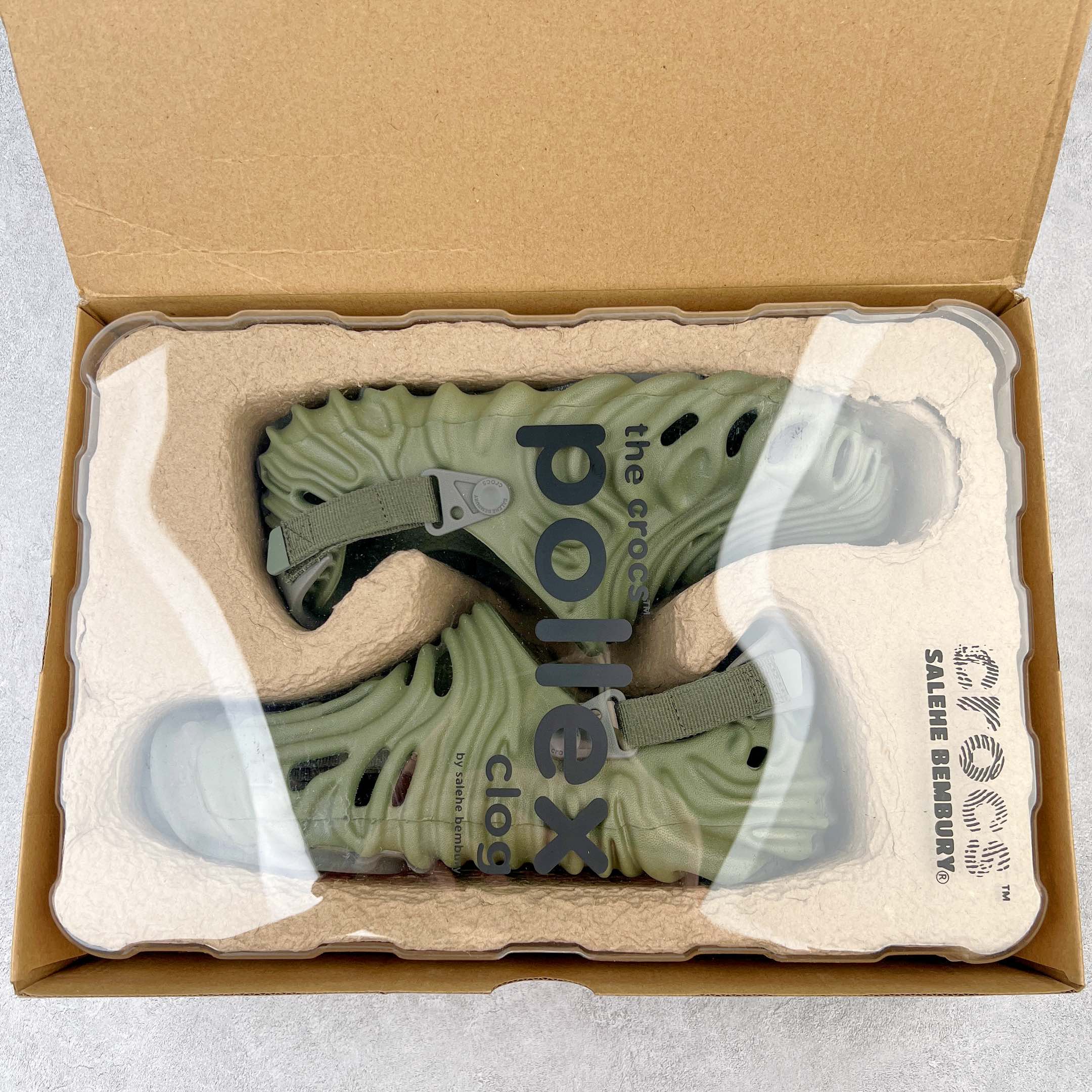 图片[9]-＃DG莞产 Salehe Bembury x Crocs Pollex Clog 卡骆驰指纹式脊骨系列夏日沙滩室内外穿搭休闲涉水洞洞鞋凉拖鞋 近年来随着Urban Outdoor的风潮持续延烧 凉鞋无疑成为了所有相关单品中最大的受益者之一 不仅在穿拖上相当方面 经挑选过后的特殊款式 还能同时兼具抗水的功能 而如果要同时兼顾到美观与时尚 那么绝对不可不提到由Salehe Bembury携手Crocs所推出的Pollex Clog了 日前艺术家 Salehe Bembury 与 Crocs 的合作再度迎来更新 在设计上更有别于Classic Clog slides的设计 改以较具有流线 同时仍兼顾抗水透湿机能性的全新样貌呈现 原厂代工追单品质 采用高工艺EVA一次爆炸鞋底模 组合防滑耐磨水晶橡胶片 后跟魔术贴调节绑带 拖鞋凉鞋随意切换 同步官方尺码：M4（36-37） M5（37-38）M6（38-39）M7（39-40）M8（41-42）M9（42-43）M10（43-44）M11（45-46）-选品中心