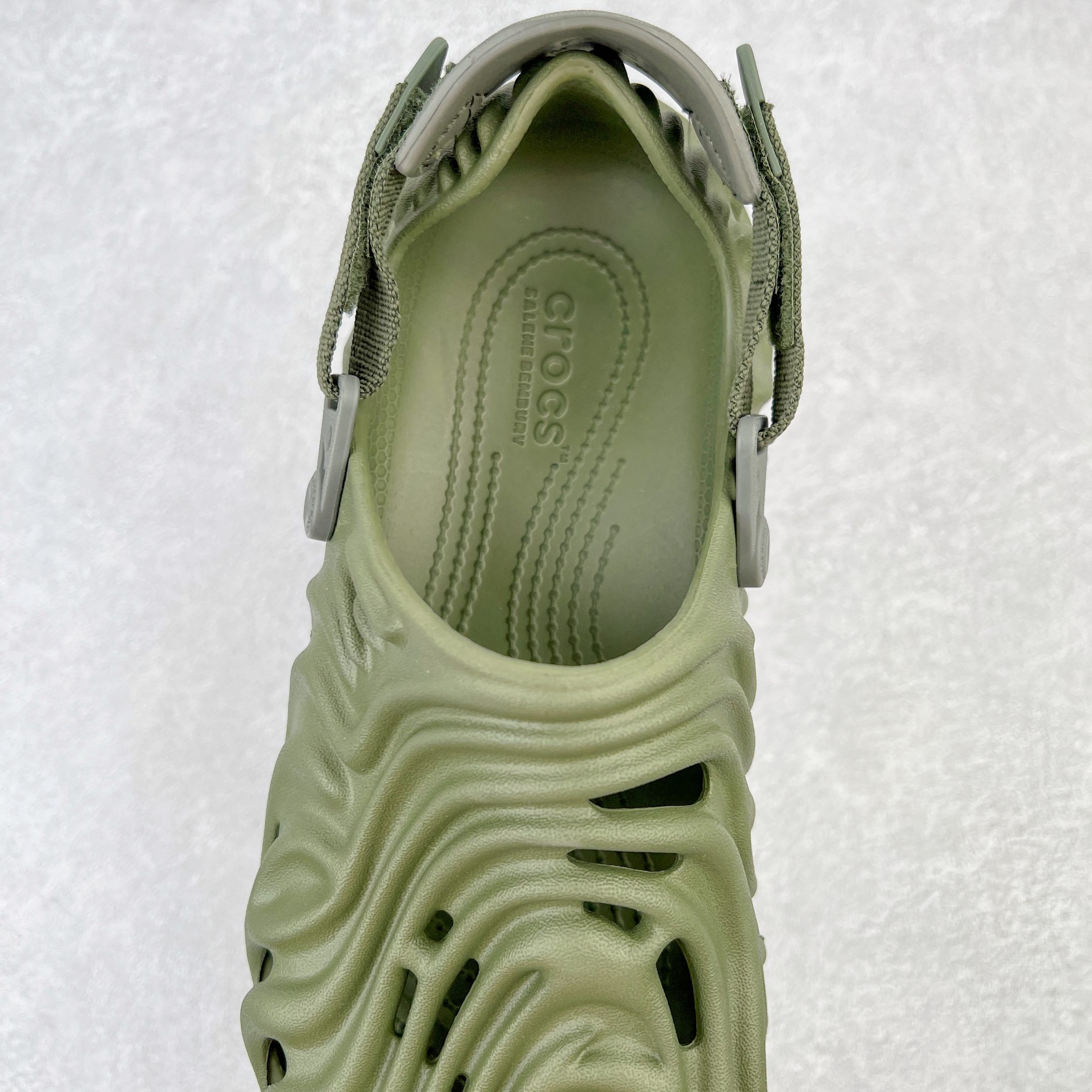 图片[5]-＃DG莞产 Salehe Bembury x Crocs Pollex Clog 卡骆驰指纹式脊骨系列夏日沙滩室内外穿搭休闲涉水洞洞鞋凉拖鞋 近年来随着Urban Outdoor的风潮持续延烧 凉鞋无疑成为了所有相关单品中最大的受益者之一 不仅在穿拖上相当方面 经挑选过后的特殊款式 还能同时兼具抗水的功能 而如果要同时兼顾到美观与时尚 那么绝对不可不提到由Salehe Bembury携手Crocs所推出的Pollex Clog了 日前艺术家 Salehe Bembury 与 Crocs 的合作再度迎来更新 在设计上更有别于Classic Clog slides的设计 改以较具有流线 同时仍兼顾抗水透湿机能性的全新样貌呈现 原厂代工追单品质 采用高工艺EVA一次爆炸鞋底模 组合防滑耐磨水晶橡胶片 后跟魔术贴调节绑带 拖鞋凉鞋随意切换 同步官方尺码：M4（36-37） M5（37-38）M6（38-39）M7（39-40）M8（41-42）M9（42-43）M10（43-44）M11（45-46）-选品中心