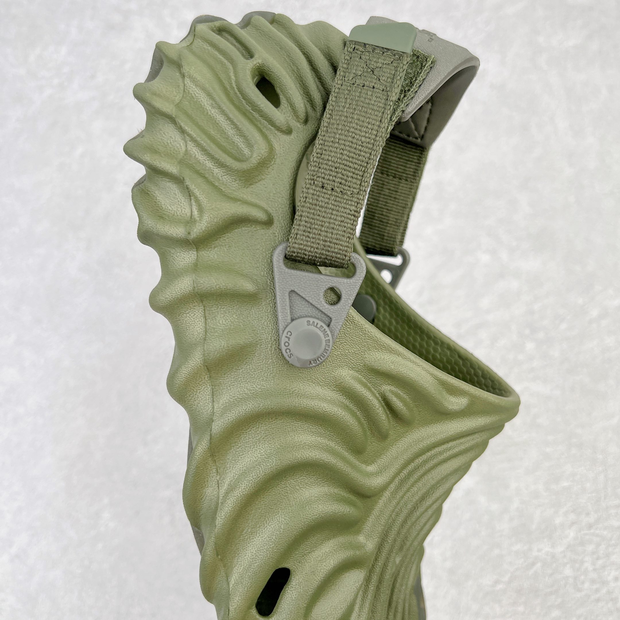 图片[6]-＃DG莞产 Salehe Bembury x Crocs Pollex Clog 卡骆驰指纹式脊骨系列夏日沙滩室内外穿搭休闲涉水洞洞鞋凉拖鞋 近年来随着Urban Outdoor的风潮持续延烧 凉鞋无疑成为了所有相关单品中最大的受益者之一 不仅在穿拖上相当方面 经挑选过后的特殊款式 还能同时兼具抗水的功能 而如果要同时兼顾到美观与时尚 那么绝对不可不提到由Salehe Bembury携手Crocs所推出的Pollex Clog了 日前艺术家 Salehe Bembury 与 Crocs 的合作再度迎来更新 在设计上更有别于Classic Clog slides的设计 改以较具有流线 同时仍兼顾抗水透湿机能性的全新样貌呈现 原厂代工追单品质 采用高工艺EVA一次爆炸鞋底模 组合防滑耐磨水晶橡胶片 后跟魔术贴调节绑带 拖鞋凉鞋随意切换 同步官方尺码：M4（36-37） M5（37-38）M6（38-39）M7（39-40）M8（41-42）M9（42-43）M10（43-44）M11（45-46）-选品中心