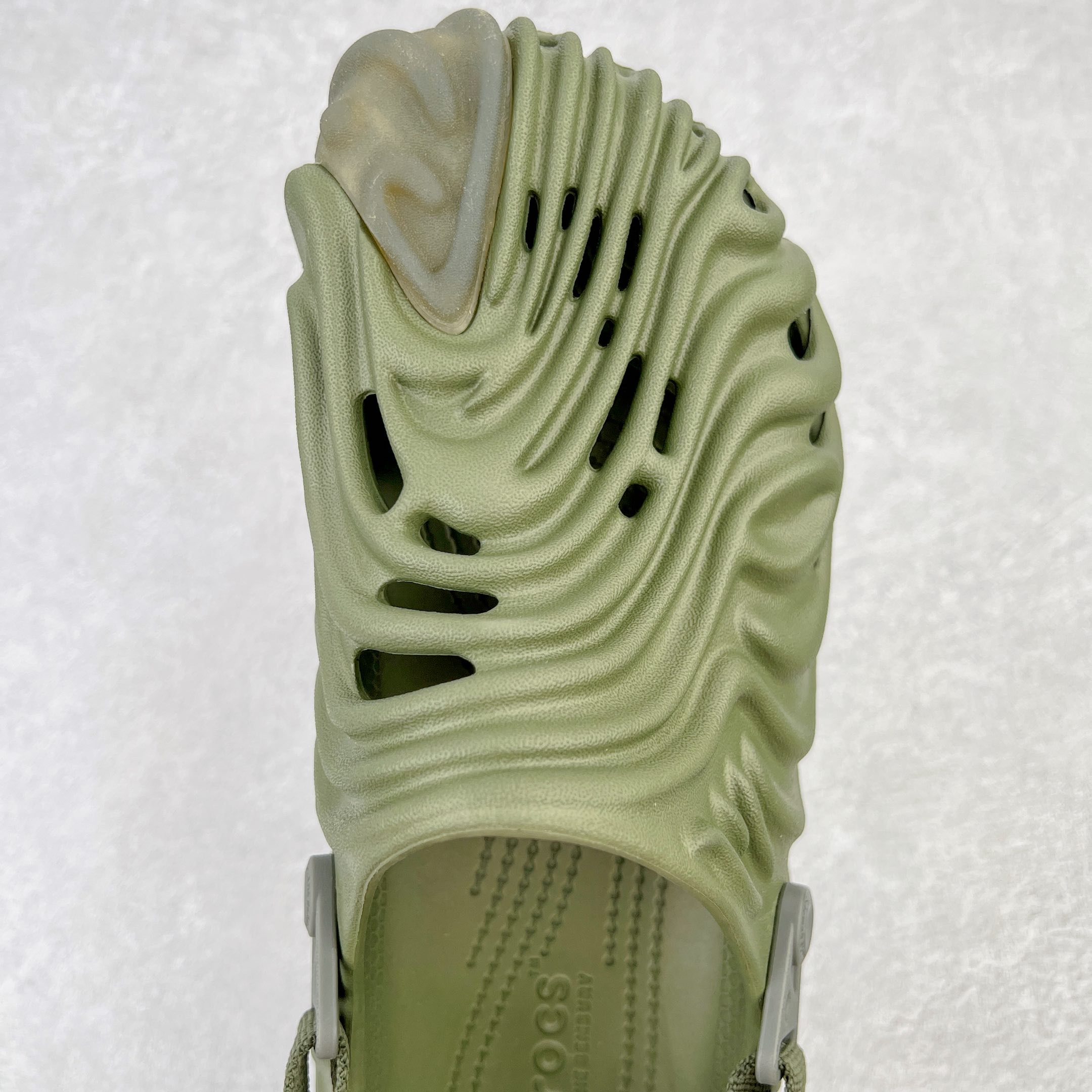 图片[4]-＃DG莞产 Salehe Bembury x Crocs Pollex Clog 卡骆驰指纹式脊骨系列夏日沙滩室内外穿搭休闲涉水洞洞鞋凉拖鞋 近年来随着Urban Outdoor的风潮持续延烧 凉鞋无疑成为了所有相关单品中最大的受益者之一 不仅在穿拖上相当方面 经挑选过后的特殊款式 还能同时兼具抗水的功能 而如果要同时兼顾到美观与时尚 那么绝对不可不提到由Salehe Bembury携手Crocs所推出的Pollex Clog了 日前艺术家 Salehe Bembury 与 Crocs 的合作再度迎来更新 在设计上更有别于Classic Clog slides的设计 改以较具有流线 同时仍兼顾抗水透湿机能性的全新样貌呈现 原厂代工追单品质 采用高工艺EVA一次爆炸鞋底模 组合防滑耐磨水晶橡胶片 后跟魔术贴调节绑带 拖鞋凉鞋随意切换 同步官方尺码：M4（36-37） M5（37-38）M6（38-39）M7（39-40）M8（41-42）M9（42-43）M10（43-44）M11（45-46）-选品中心