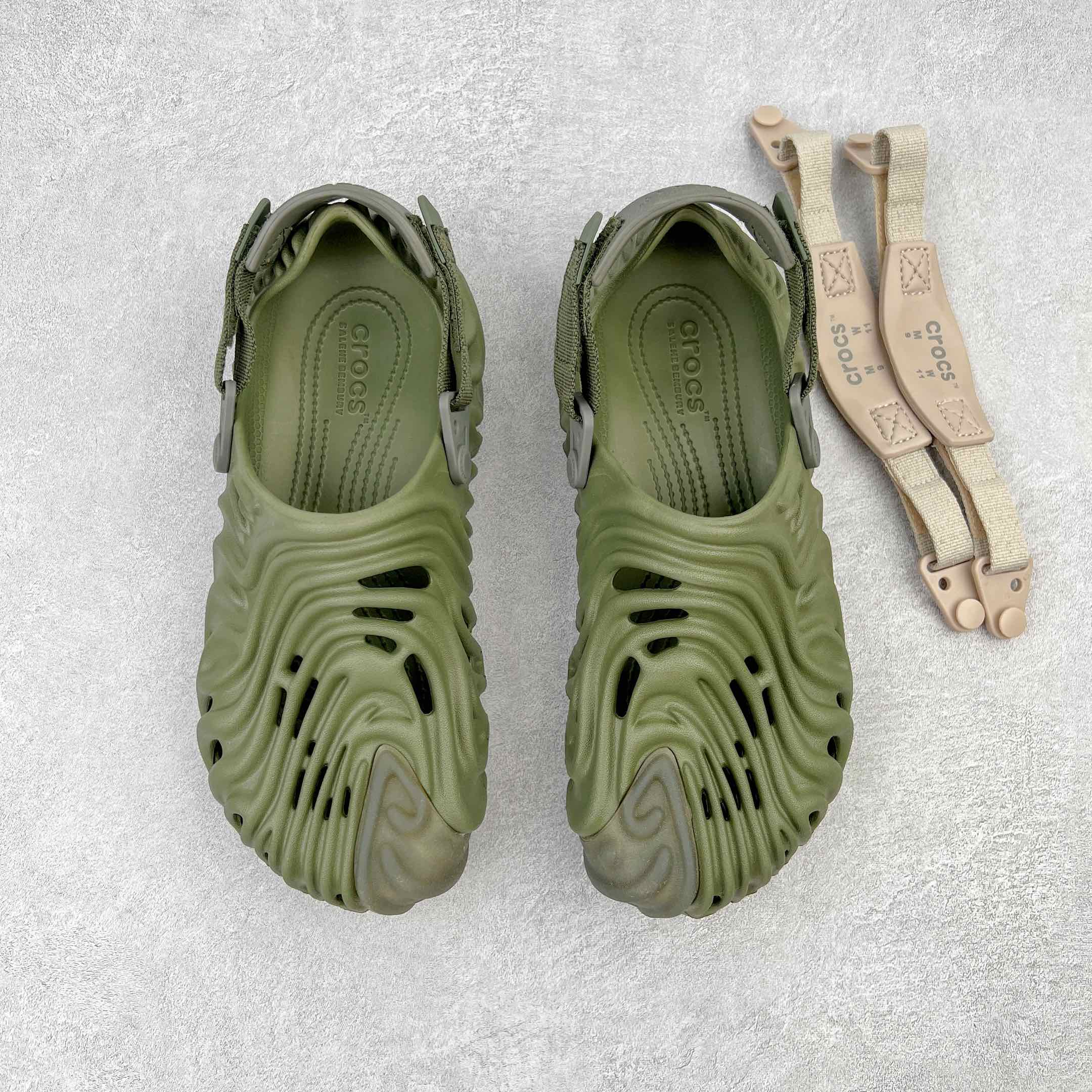 图片[2]-＃DG莞产 Salehe Bembury x Crocs Pollex Clog 卡骆驰指纹式脊骨系列夏日沙滩室内外穿搭休闲涉水洞洞鞋凉拖鞋 近年来随着Urban Outdoor的风潮持续延烧 凉鞋无疑成为了所有相关单品中最大的受益者之一 不仅在穿拖上相当方面 经挑选过后的特殊款式 还能同时兼具抗水的功能 而如果要同时兼顾到美观与时尚 那么绝对不可不提到由Salehe Bembury携手Crocs所推出的Pollex Clog了 日前艺术家 Salehe Bembury 与 Crocs 的合作再度迎来更新 在设计上更有别于Classic Clog slides的设计 改以较具有流线 同时仍兼顾抗水透湿机能性的全新样貌呈现 原厂代工追单品质 采用高工艺EVA一次爆炸鞋底模 组合防滑耐磨水晶橡胶片 后跟魔术贴调节绑带 拖鞋凉鞋随意切换 同步官方尺码：M4（36-37） M5（37-38）M6（38-39）M7（39-40）M8（41-42）M9（42-43）M10（43-44）M11（45-46）-选品中心