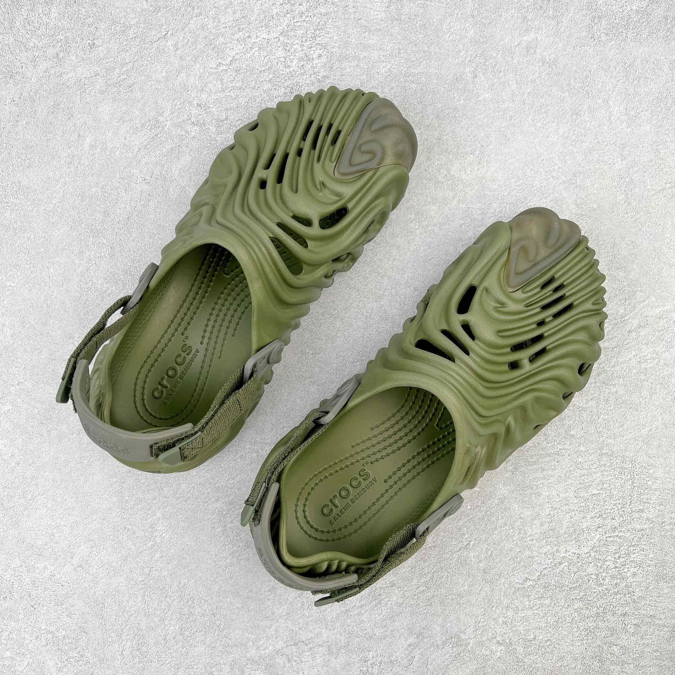 图片[3]-＃DG莞产 Salehe Bembury x Crocs Pollex Clog 卡骆驰指纹式脊骨系列夏日沙滩室内外穿搭休闲涉水洞洞鞋凉拖鞋 近年来随着Urban Outdoor的风潮持续延烧 凉鞋无疑成为了所有相关单品中最大的受益者之一 不仅在穿拖上相当方面 经挑选过后的特殊款式 还能同时兼具抗水的功能 而如果要同时兼顾到美观与时尚 那么绝对不可不提到由Salehe Bembury携手Crocs所推出的Pollex Clog了 日前艺术家 Salehe Bembury 与 Crocs 的合作再度迎来更新 在设计上更有别于Classic Clog slides的设计 改以较具有流线 同时仍兼顾抗水透湿机能性的全新样貌呈现 原厂代工追单品质 采用高工艺EVA一次爆炸鞋底模 组合防滑耐磨水晶橡胶片 后跟魔术贴调节绑带 拖鞋凉鞋随意切换 同步官方尺码：M4（36-37） M5（37-38）M6（38-39）M7（39-40）M8（41-42）M9（42-43）M10（43-44）M11（45-46）-选品中心