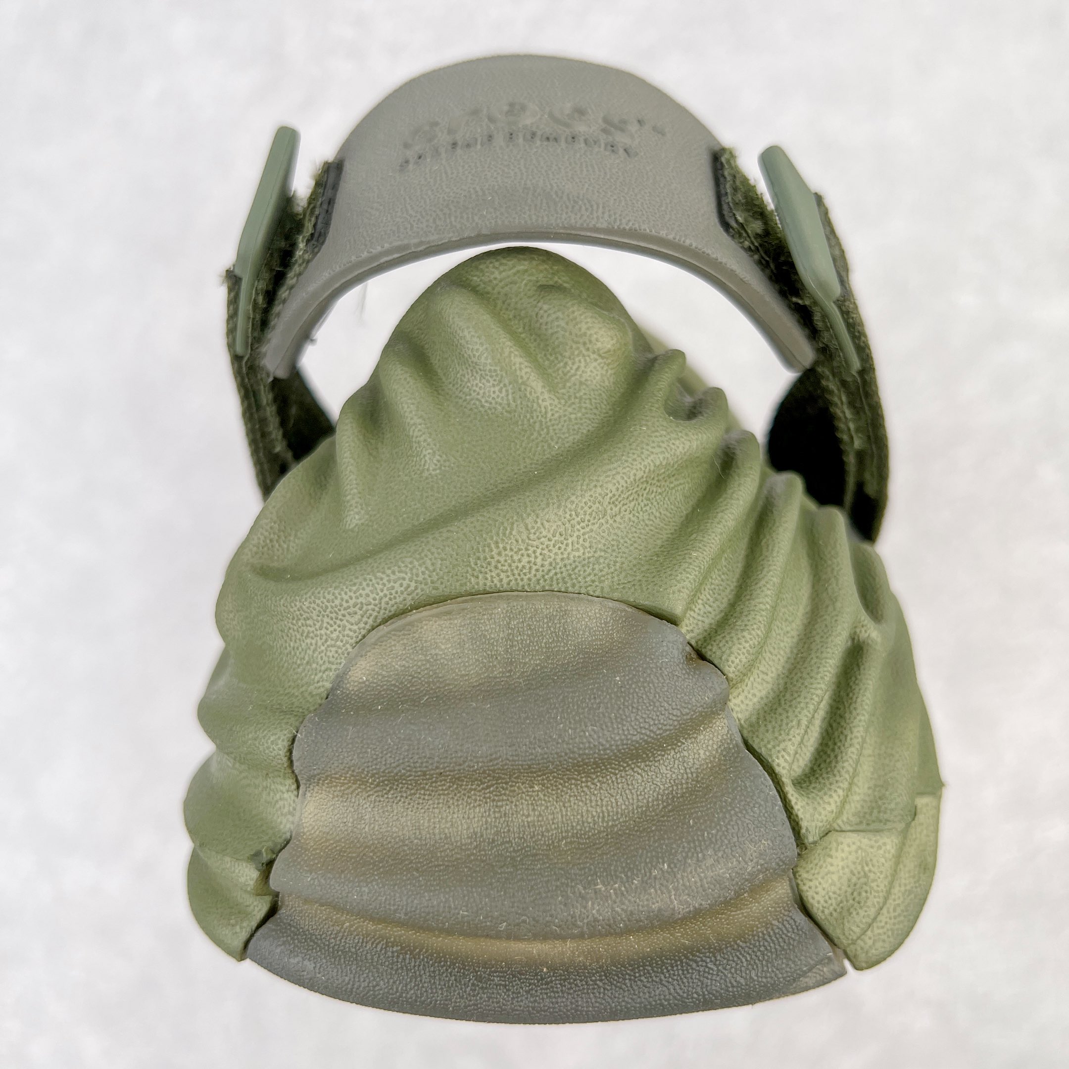 图片[7]-＃DG莞产 Salehe Bembury x Crocs Pollex Clog 卡骆驰指纹式脊骨系列夏日沙滩室内外穿搭休闲涉水洞洞鞋凉拖鞋 近年来随着Urban Outdoor的风潮持续延烧 凉鞋无疑成为了所有相关单品中最大的受益者之一 不仅在穿拖上相当方面 经挑选过后的特殊款式 还能同时兼具抗水的功能 而如果要同时兼顾到美观与时尚 那么绝对不可不提到由Salehe Bembury携手Crocs所推出的Pollex Clog了 日前艺术家 Salehe Bembury 与 Crocs 的合作再度迎来更新 在设计上更有别于Classic Clog slides的设计 改以较具有流线 同时仍兼顾抗水透湿机能性的全新样貌呈现 原厂代工追单品质 采用高工艺EVA一次爆炸鞋底模 组合防滑耐磨水晶橡胶片 后跟魔术贴调节绑带 拖鞋凉鞋随意切换 同步官方尺码：M4（36-37） M5（37-38）M6（38-39）M7（39-40）M8（41-42）M9（42-43）M10（43-44）M11（45-46）-选品中心