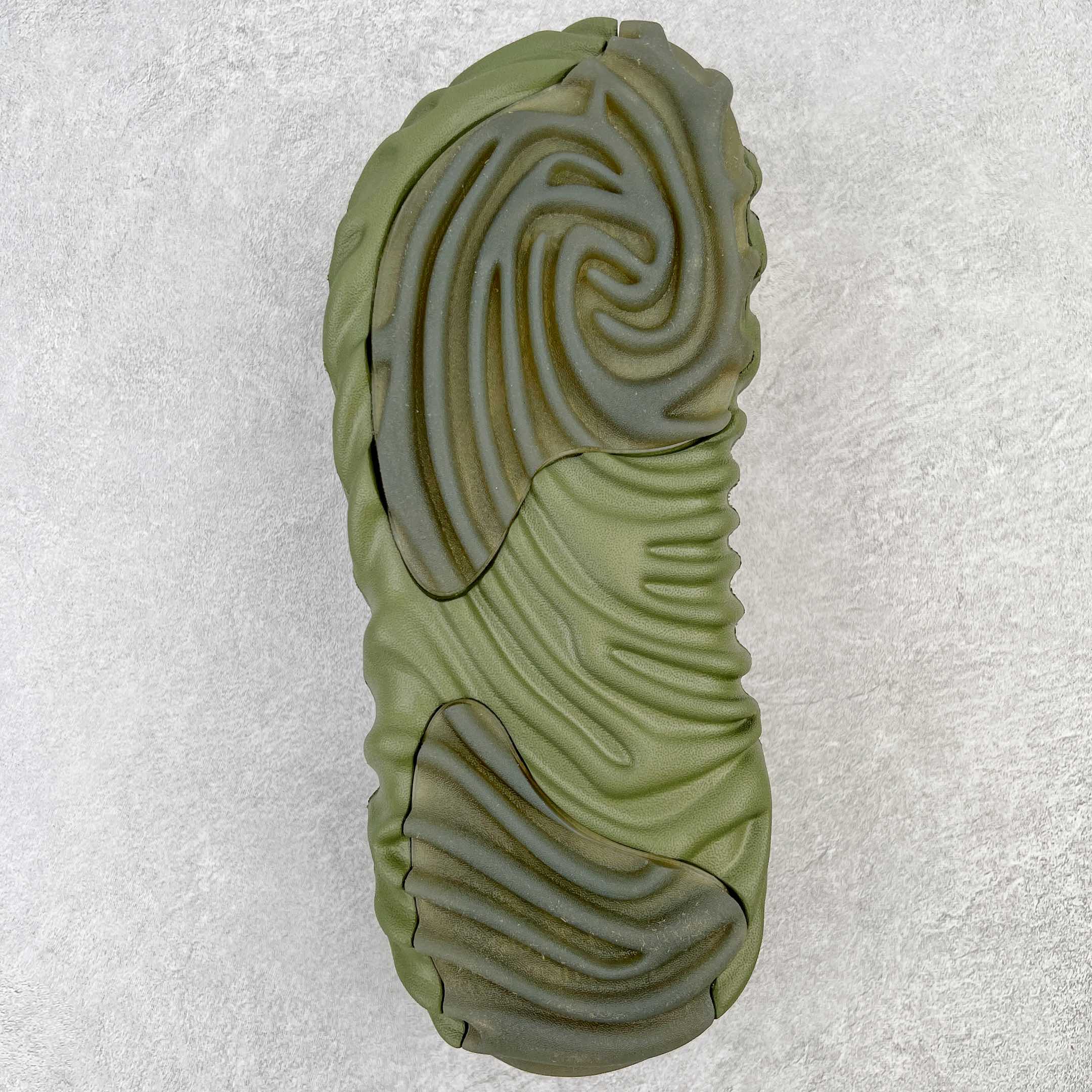 图片[8]-＃DG莞产 Salehe Bembury x Crocs Pollex Clog 卡骆驰指纹式脊骨系列夏日沙滩室内外穿搭休闲涉水洞洞鞋凉拖鞋 近年来随着Urban Outdoor的风潮持续延烧 凉鞋无疑成为了所有相关单品中最大的受益者之一 不仅在穿拖上相当方面 经挑选过后的特殊款式 还能同时兼具抗水的功能 而如果要同时兼顾到美观与时尚 那么绝对不可不提到由Salehe Bembury携手Crocs所推出的Pollex Clog了 日前艺术家 Salehe Bembury 与 Crocs 的合作再度迎来更新 在设计上更有别于Classic Clog slides的设计 改以较具有流线 同时仍兼顾抗水透湿机能性的全新样貌呈现 原厂代工追单品质 采用高工艺EVA一次爆炸鞋底模 组合防滑耐磨水晶橡胶片 后跟魔术贴调节绑带 拖鞋凉鞋随意切换 同步官方尺码：M4（36-37） M5（37-38）M6（38-39）M7（39-40）M8（41-42）M9（42-43）M10（43-44）M11（45-46）-选品中心