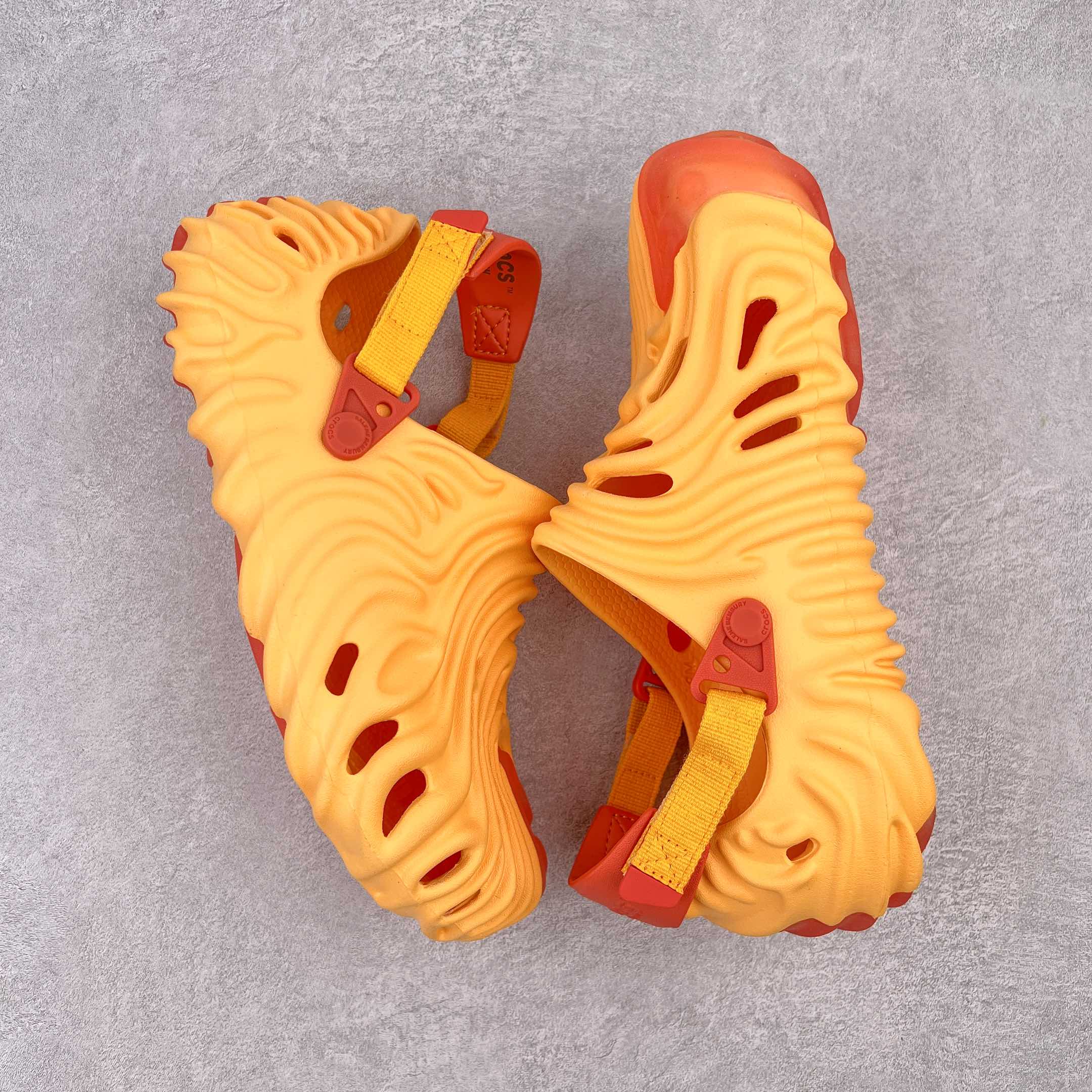 图片[3]-＃DG莞产 Salehe Bembury x Crocs Pollex Clog 卡骆驰指纹式脊骨系列夏日沙滩室内外穿搭休闲涉水洞洞鞋凉拖鞋 近年来随着Urban Outdoor的风潮持续延烧 凉鞋无疑成为了所有相关单品中最大的受益者之一 不仅在穿拖上相当方面 经挑选过后的特殊款式 还能同时兼具抗水的功能 而如果要同时兼顾到美观与时尚 那么绝对不可不提到由Salehe Bembury携手Crocs所推出的Pollex Clog了 日前艺术家 Salehe Bembury 与 Crocs 的合作再度迎来更新 在设计上更有别于Classic Clog slides的设计 改以较具有流线 同时仍兼顾抗水透湿机能性的全新样貌呈现 原厂代工追单品质 采用高工艺EVA一次爆炸鞋底模 组合防滑耐磨水晶橡胶片 后跟魔术贴调节绑带 拖鞋凉鞋随意切换 同步官方尺码：M4（36-37） M5（37-38）M6（38-39）M7（39-40）M8（41-42）M9（42-43）M10（43-44）M11（45-46）-选品中心