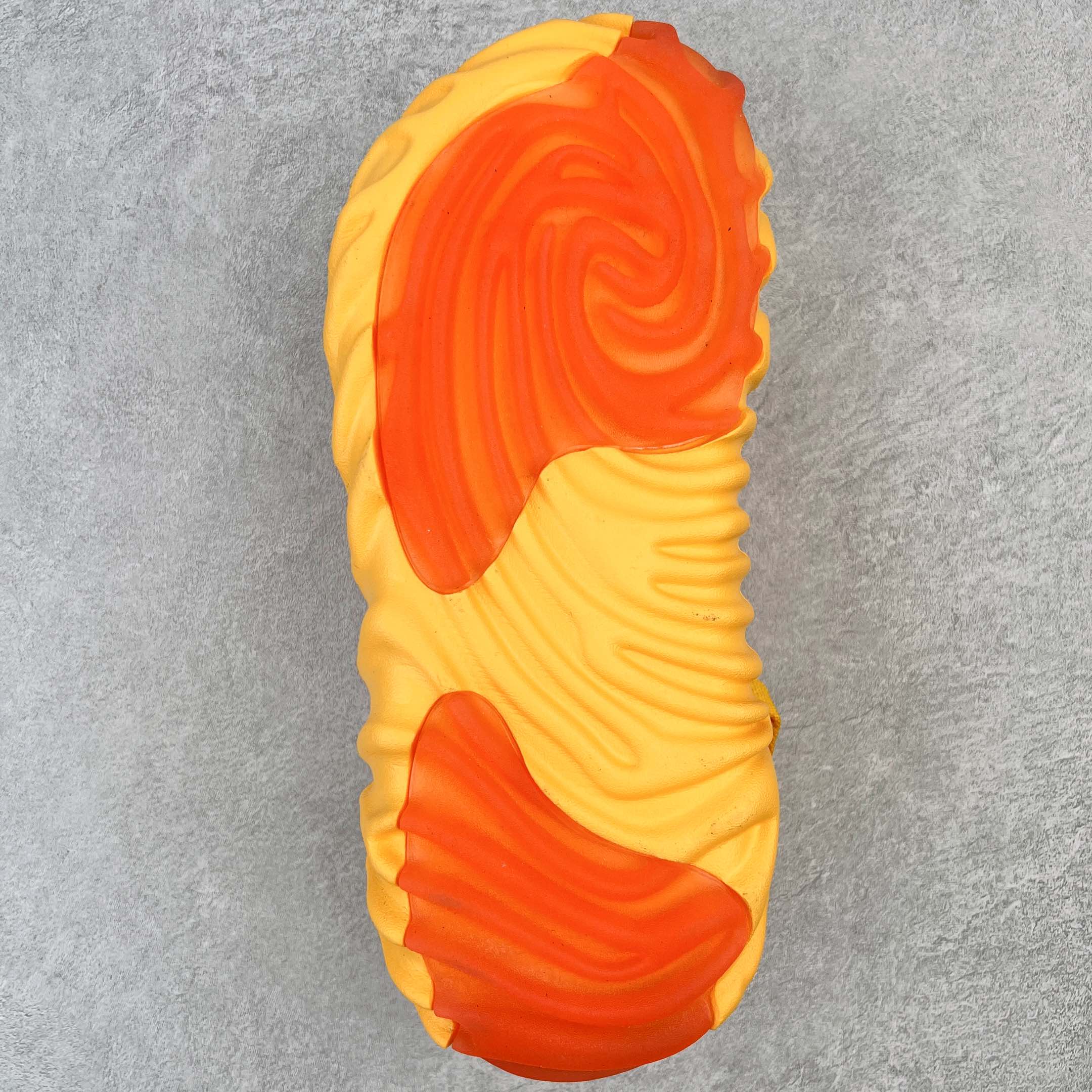 图片[8]-＃DG莞产 Salehe Bembury x Crocs Pollex Clog 卡骆驰指纹式脊骨系列夏日沙滩室内外穿搭休闲涉水洞洞鞋凉拖鞋 近年来随着Urban Outdoor的风潮持续延烧 凉鞋无疑成为了所有相关单品中最大的受益者之一 不仅在穿拖上相当方面 经挑选过后的特殊款式 还能同时兼具抗水的功能 而如果要同时兼顾到美观与时尚 那么绝对不可不提到由Salehe Bembury携手Crocs所推出的Pollex Clog了 日前艺术家 Salehe Bembury 与 Crocs 的合作再度迎来更新 在设计上更有别于Classic Clog slides的设计 改以较具有流线 同时仍兼顾抗水透湿机能性的全新样貌呈现 原厂代工追单品质 采用高工艺EVA一次爆炸鞋底模 组合防滑耐磨水晶橡胶片 后跟魔术贴调节绑带 拖鞋凉鞋随意切换 同步官方尺码：M4（36-37） M5（37-38）M6（38-39）M7（39-40）M8（41-42）M9（42-43）M10（43-44）M11（45-46）-选品中心