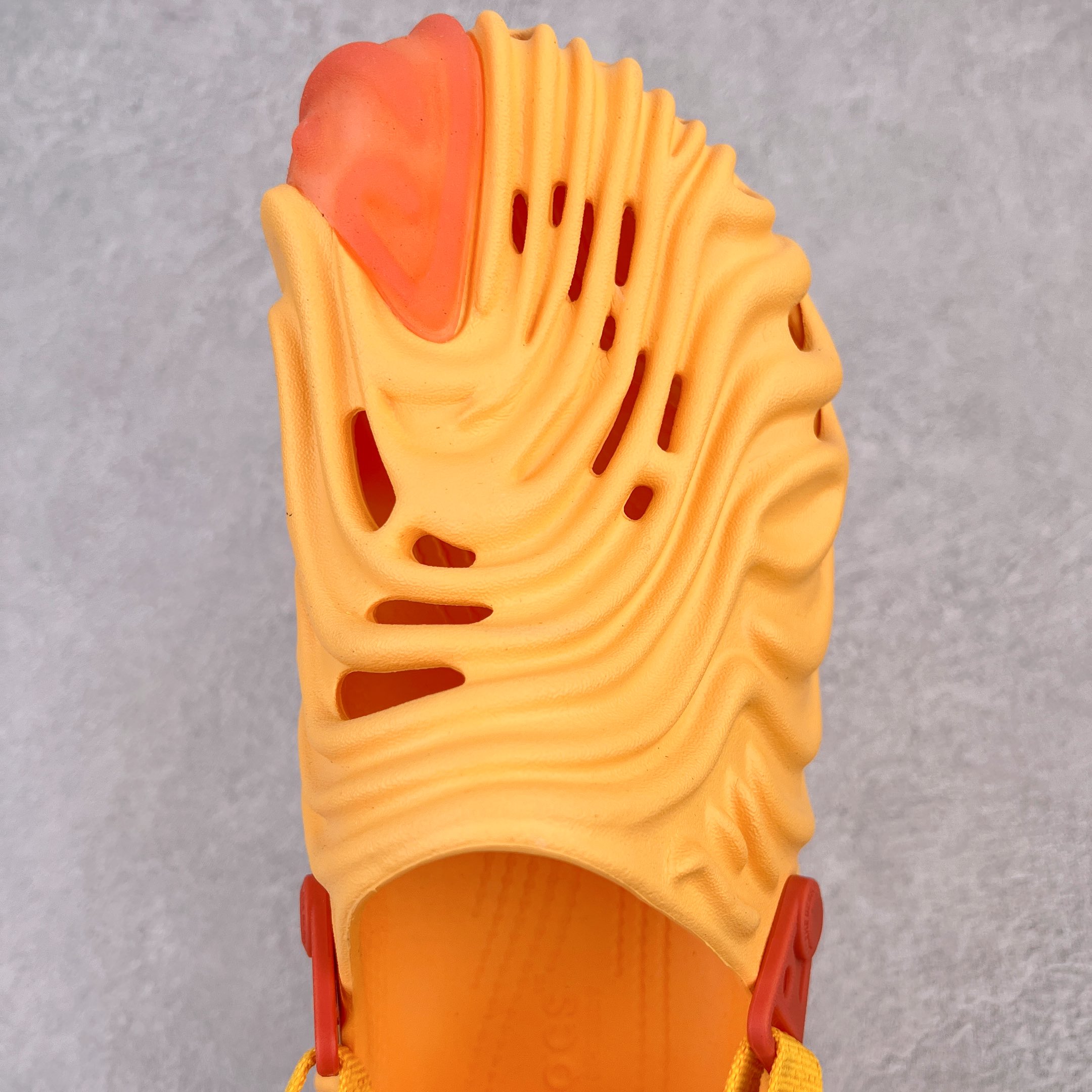 图片[4]-＃DG莞产 Salehe Bembury x Crocs Pollex Clog 卡骆驰指纹式脊骨系列夏日沙滩室内外穿搭休闲涉水洞洞鞋凉拖鞋 近年来随着Urban Outdoor的风潮持续延烧 凉鞋无疑成为了所有相关单品中最大的受益者之一 不仅在穿拖上相当方面 经挑选过后的特殊款式 还能同时兼具抗水的功能 而如果要同时兼顾到美观与时尚 那么绝对不可不提到由Salehe Bembury携手Crocs所推出的Pollex Clog了 日前艺术家 Salehe Bembury 与 Crocs 的合作再度迎来更新 在设计上更有别于Classic Clog slides的设计 改以较具有流线 同时仍兼顾抗水透湿机能性的全新样貌呈现 原厂代工追单品质 采用高工艺EVA一次爆炸鞋底模 组合防滑耐磨水晶橡胶片 后跟魔术贴调节绑带 拖鞋凉鞋随意切换 同步官方尺码：M4（36-37） M5（37-38）M6（38-39）M7（39-40）M8（41-42）M9（42-43）M10（43-44）M11（45-46）-选品中心