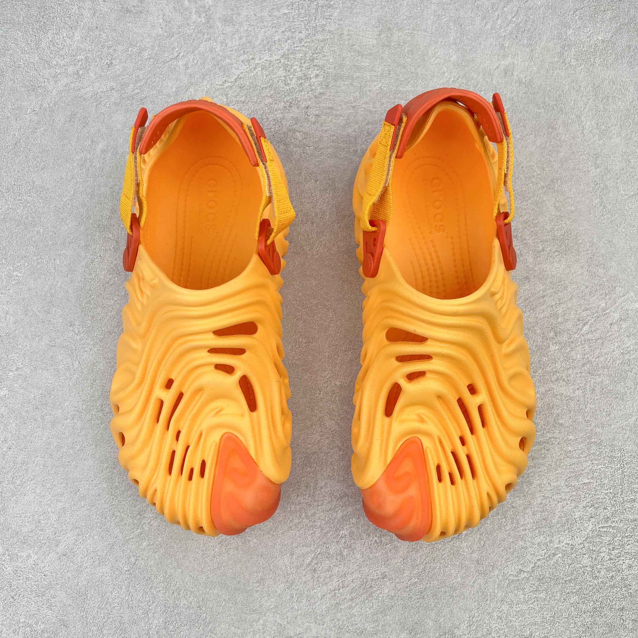 图片[2]-＃DG莞产 Salehe Bembury x Crocs Pollex Clog 卡骆驰指纹式脊骨系列夏日沙滩室内外穿搭休闲涉水洞洞鞋凉拖鞋 近年来随着Urban Outdoor的风潮持续延烧 凉鞋无疑成为了所有相关单品中最大的受益者之一 不仅在穿拖上相当方面 经挑选过后的特殊款式 还能同时兼具抗水的功能 而如果要同时兼顾到美观与时尚 那么绝对不可不提到由Salehe Bembury携手Crocs所推出的Pollex Clog了 日前艺术家 Salehe Bembury 与 Crocs 的合作再度迎来更新 在设计上更有别于Classic Clog slides的设计 改以较具有流线 同时仍兼顾抗水透湿机能性的全新样貌呈现 原厂代工追单品质 采用高工艺EVA一次爆炸鞋底模 组合防滑耐磨水晶橡胶片 后跟魔术贴调节绑带 拖鞋凉鞋随意切换 同步官方尺码：M4（36-37） M5（37-38）M6（38-39）M7（39-40）M8（41-42）M9（42-43）M10（43-44）M11（45-46）-选品中心