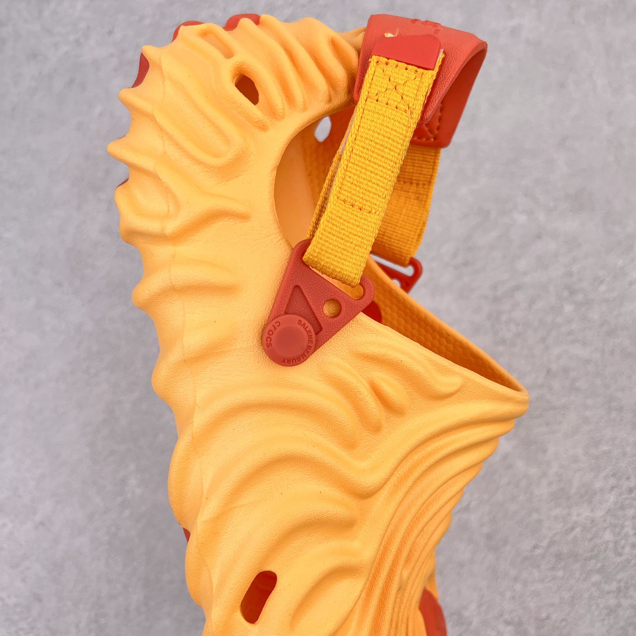 图片[6]-＃DG莞产 Salehe Bembury x Crocs Pollex Clog 卡骆驰指纹式脊骨系列夏日沙滩室内外穿搭休闲涉水洞洞鞋凉拖鞋 近年来随着Urban Outdoor的风潮持续延烧 凉鞋无疑成为了所有相关单品中最大的受益者之一 不仅在穿拖上相当方面 经挑选过后的特殊款式 还能同时兼具抗水的功能 而如果要同时兼顾到美观与时尚 那么绝对不可不提到由Salehe Bembury携手Crocs所推出的Pollex Clog了 日前艺术家 Salehe Bembury 与 Crocs 的合作再度迎来更新 在设计上更有别于Classic Clog slides的设计 改以较具有流线 同时仍兼顾抗水透湿机能性的全新样貌呈现 原厂代工追单品质 采用高工艺EVA一次爆炸鞋底模 组合防滑耐磨水晶橡胶片 后跟魔术贴调节绑带 拖鞋凉鞋随意切换 同步官方尺码：M4（36-37） M5（37-38）M6（38-39）M7（39-40）M8（41-42）M9（42-43）M10（43-44）M11（45-46）-选品中心