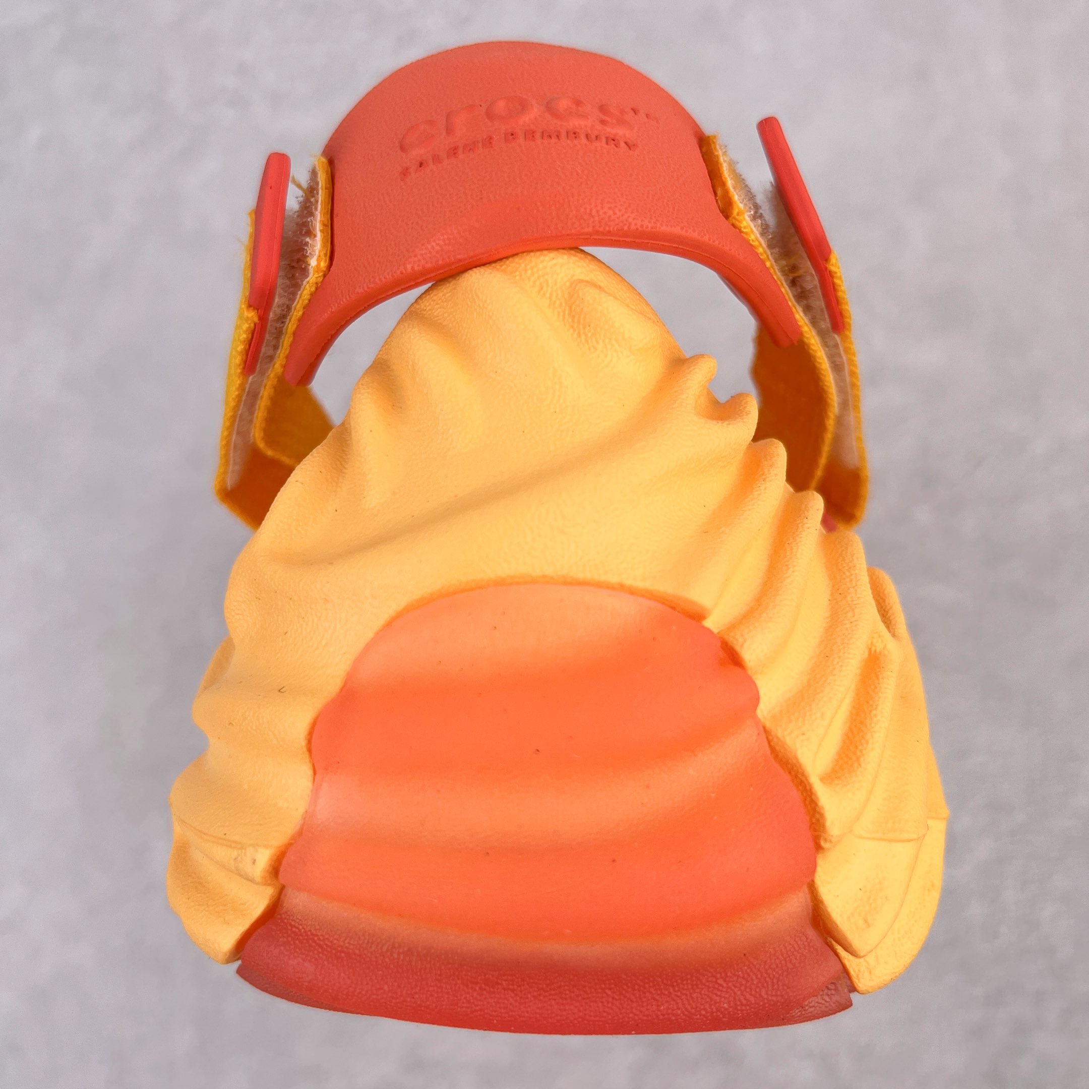 图片[7]-＃DG莞产 Salehe Bembury x Crocs Pollex Clog 卡骆驰指纹式脊骨系列夏日沙滩室内外穿搭休闲涉水洞洞鞋凉拖鞋 近年来随着Urban Outdoor的风潮持续延烧 凉鞋无疑成为了所有相关单品中最大的受益者之一 不仅在穿拖上相当方面 经挑选过后的特殊款式 还能同时兼具抗水的功能 而如果要同时兼顾到美观与时尚 那么绝对不可不提到由Salehe Bembury携手Crocs所推出的Pollex Clog了 日前艺术家 Salehe Bembury 与 Crocs 的合作再度迎来更新 在设计上更有别于Classic Clog slides的设计 改以较具有流线 同时仍兼顾抗水透湿机能性的全新样貌呈现 原厂代工追单品质 采用高工艺EVA一次爆炸鞋底模 组合防滑耐磨水晶橡胶片 后跟魔术贴调节绑带 拖鞋凉鞋随意切换 同步官方尺码：M4（36-37） M5（37-38）M6（38-39）M7（39-40）M8（41-42）M9（42-43）M10（43-44）M11（45-46）-选品中心