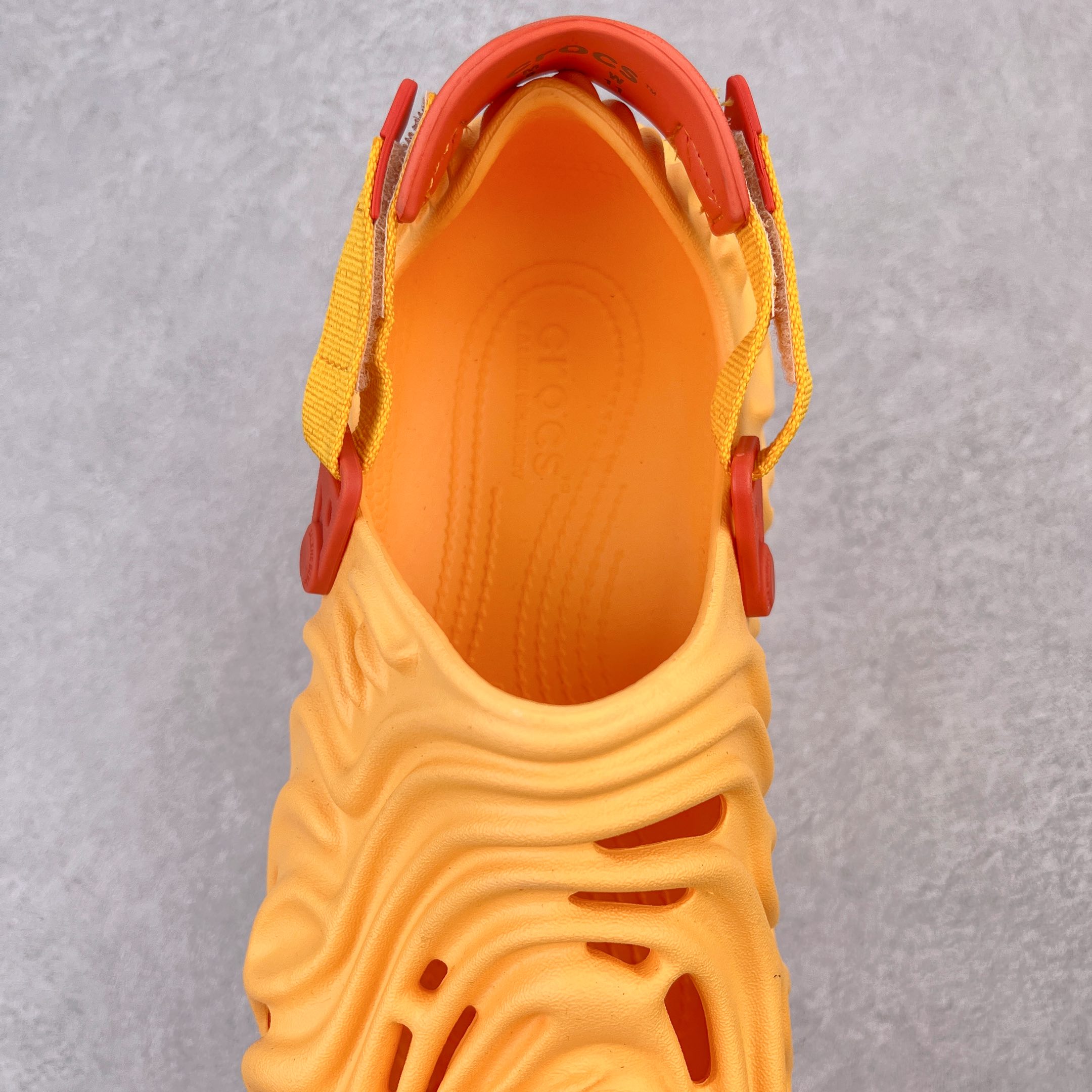 图片[5]-＃DG莞产 Salehe Bembury x Crocs Pollex Clog 卡骆驰指纹式脊骨系列夏日沙滩室内外穿搭休闲涉水洞洞鞋凉拖鞋 近年来随着Urban Outdoor的风潮持续延烧 凉鞋无疑成为了所有相关单品中最大的受益者之一 不仅在穿拖上相当方面 经挑选过后的特殊款式 还能同时兼具抗水的功能 而如果要同时兼顾到美观与时尚 那么绝对不可不提到由Salehe Bembury携手Crocs所推出的Pollex Clog了 日前艺术家 Salehe Bembury 与 Crocs 的合作再度迎来更新 在设计上更有别于Classic Clog slides的设计 改以较具有流线 同时仍兼顾抗水透湿机能性的全新样貌呈现 原厂代工追单品质 采用高工艺EVA一次爆炸鞋底模 组合防滑耐磨水晶橡胶片 后跟魔术贴调节绑带 拖鞋凉鞋随意切换 同步官方尺码：M4（36-37） M5（37-38）M6（38-39）M7（39-40）M8（41-42）M9（42-43）M10（43-44）M11（45-46）-选品中心