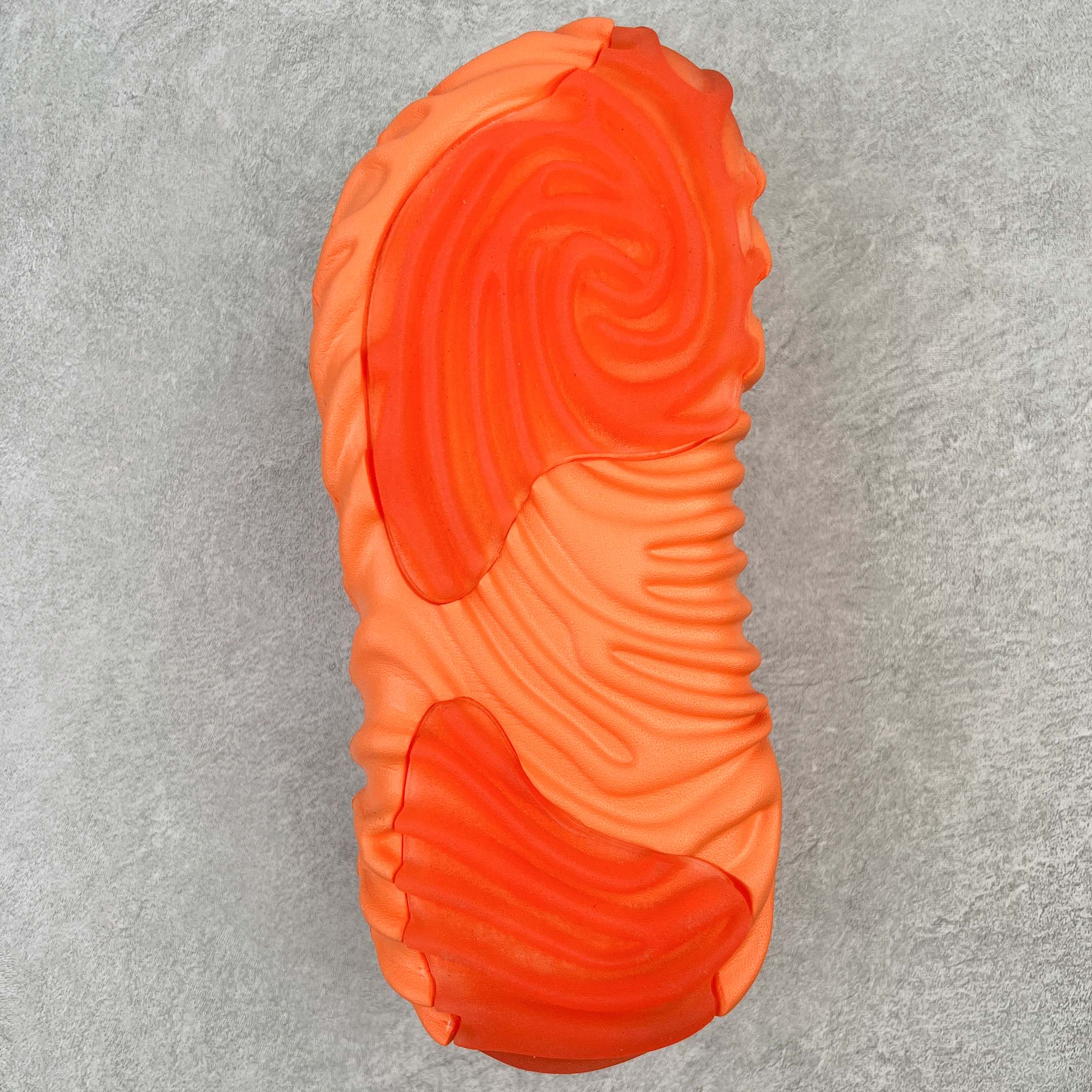 图片[8]-＃DG莞产 Salehe Bembury x Crocs Pollex Clog 卡骆驰指纹式脊骨系列夏日沙滩室内外穿搭休闲涉水洞洞鞋凉拖鞋 近年来随着Urban Outdoor的风潮持续延烧 凉鞋无疑成为了所有相关单品中最大的受益者之一 不仅在穿拖上相当方面 经挑选过后的特殊款式 还能同时兼具抗水的功能 而如果要同时兼顾到美观与时尚 那么绝对不可不提到由Salehe Bembury携手Crocs所推出的Pollex Clog了 日前艺术家 Salehe Bembury 与 Crocs 的合作再度迎来更新 在设计上更有别于Classic Clog slides的设计 改以较具有流线 同时仍兼顾抗水透湿机能性的全新样貌呈现 原厂代工追单品质 采用高工艺EVA一次爆炸鞋底模 组合防滑耐磨水晶橡胶片 后跟魔术贴调节绑带 拖鞋凉鞋随意切换 同步官方尺码：M4（36-37） M5（37-38）M6（38-39）M7（39-40）M8（41-42）M9（42-43）M10（43-44）M11（45-46）-选品中心