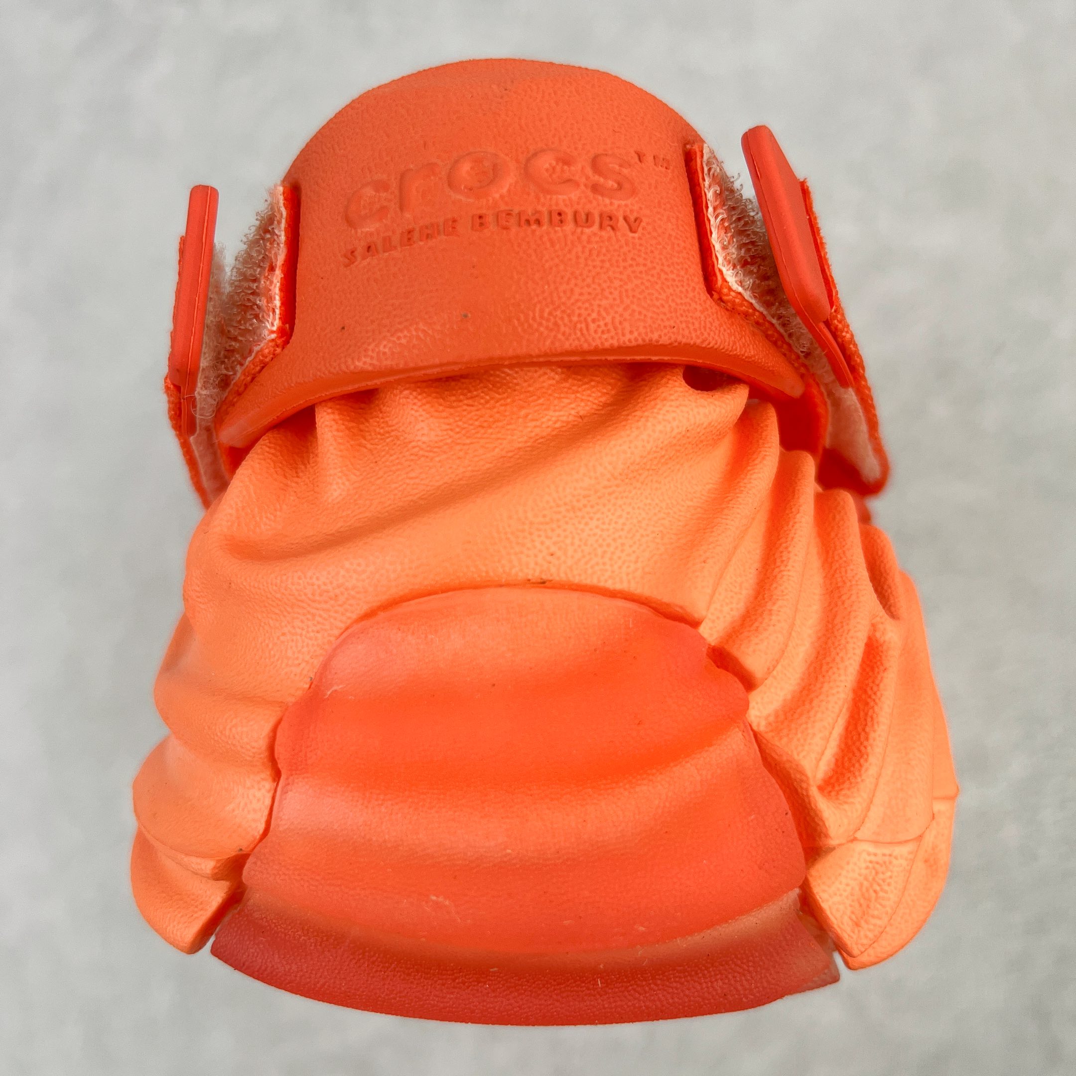 图片[7]-＃DG莞产 Salehe Bembury x Crocs Pollex Clog 卡骆驰指纹式脊骨系列夏日沙滩室内外穿搭休闲涉水洞洞鞋凉拖鞋 近年来随着Urban Outdoor的风潮持续延烧 凉鞋无疑成为了所有相关单品中最大的受益者之一 不仅在穿拖上相当方面 经挑选过后的特殊款式 还能同时兼具抗水的功能 而如果要同时兼顾到美观与时尚 那么绝对不可不提到由Salehe Bembury携手Crocs所推出的Pollex Clog了 日前艺术家 Salehe Bembury 与 Crocs 的合作再度迎来更新 在设计上更有别于Classic Clog slides的设计 改以较具有流线 同时仍兼顾抗水透湿机能性的全新样貌呈现 原厂代工追单品质 采用高工艺EVA一次爆炸鞋底模 组合防滑耐磨水晶橡胶片 后跟魔术贴调节绑带 拖鞋凉鞋随意切换 同步官方尺码：M4（36-37） M5（37-38）M6（38-39）M7（39-40）M8（41-42）M9（42-43）M10（43-44）M11（45-46）-选品中心