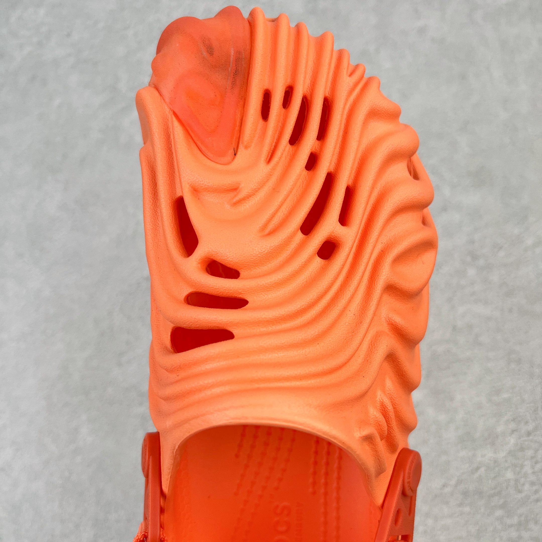 图片[4]-＃DG莞产 Salehe Bembury x Crocs Pollex Clog 卡骆驰指纹式脊骨系列夏日沙滩室内外穿搭休闲涉水洞洞鞋凉拖鞋 近年来随着Urban Outdoor的风潮持续延烧 凉鞋无疑成为了所有相关单品中最大的受益者之一 不仅在穿拖上相当方面 经挑选过后的特殊款式 还能同时兼具抗水的功能 而如果要同时兼顾到美观与时尚 那么绝对不可不提到由Salehe Bembury携手Crocs所推出的Pollex Clog了 日前艺术家 Salehe Bembury 与 Crocs 的合作再度迎来更新 在设计上更有别于Classic Clog slides的设计 改以较具有流线 同时仍兼顾抗水透湿机能性的全新样貌呈现 原厂代工追单品质 采用高工艺EVA一次爆炸鞋底模 组合防滑耐磨水晶橡胶片 后跟魔术贴调节绑带 拖鞋凉鞋随意切换 同步官方尺码：M4（36-37） M5（37-38）M6（38-39）M7（39-40）M8（41-42）M9（42-43）M10（43-44）M11（45-46）-选品中心