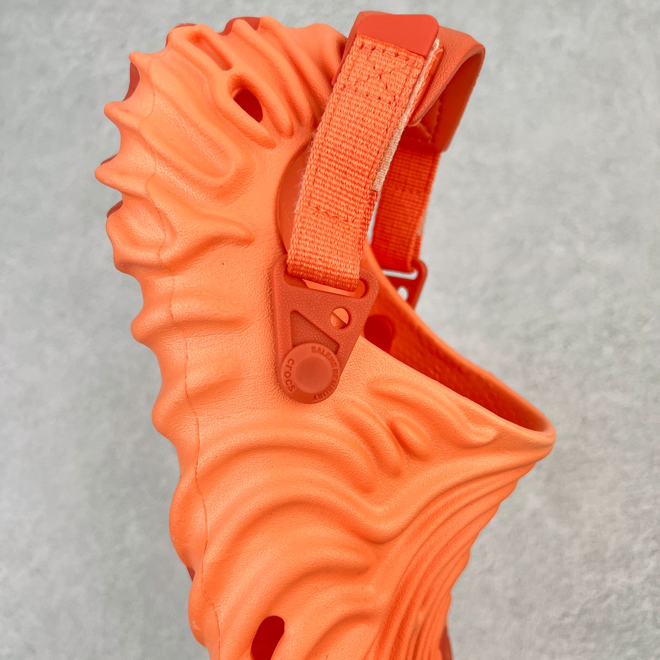 图片[6]-＃DG莞产 Salehe Bembury x Crocs Pollex Clog 卡骆驰指纹式脊骨系列夏日沙滩室内外穿搭休闲涉水洞洞鞋凉拖鞋 近年来随着Urban Outdoor的风潮持续延烧 凉鞋无疑成为了所有相关单品中最大的受益者之一 不仅在穿拖上相当方面 经挑选过后的特殊款式 还能同时兼具抗水的功能 而如果要同时兼顾到美观与时尚 那么绝对不可不提到由Salehe Bembury携手Crocs所推出的Pollex Clog了 日前艺术家 Salehe Bembury 与 Crocs 的合作再度迎来更新 在设计上更有别于Classic Clog slides的设计 改以较具有流线 同时仍兼顾抗水透湿机能性的全新样貌呈现 原厂代工追单品质 采用高工艺EVA一次爆炸鞋底模 组合防滑耐磨水晶橡胶片 后跟魔术贴调节绑带 拖鞋凉鞋随意切换 同步官方尺码：M4（36-37） M5（37-38）M6（38-39）M7（39-40）M8（41-42）M9（42-43）M10（43-44）M11（45-46）-选品中心