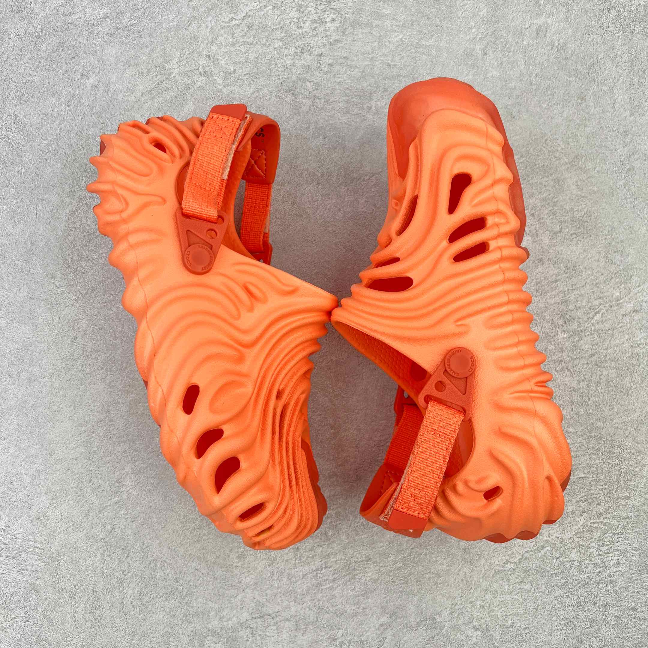 图片[3]-＃DG莞产 Salehe Bembury x Crocs Pollex Clog 卡骆驰指纹式脊骨系列夏日沙滩室内外穿搭休闲涉水洞洞鞋凉拖鞋 近年来随着Urban Outdoor的风潮持续延烧 凉鞋无疑成为了所有相关单品中最大的受益者之一 不仅在穿拖上相当方面 经挑选过后的特殊款式 还能同时兼具抗水的功能 而如果要同时兼顾到美观与时尚 那么绝对不可不提到由Salehe Bembury携手Crocs所推出的Pollex Clog了 日前艺术家 Salehe Bembury 与 Crocs 的合作再度迎来更新 在设计上更有别于Classic Clog slides的设计 改以较具有流线 同时仍兼顾抗水透湿机能性的全新样貌呈现 原厂代工追单品质 采用高工艺EVA一次爆炸鞋底模 组合防滑耐磨水晶橡胶片 后跟魔术贴调节绑带 拖鞋凉鞋随意切换 同步官方尺码：M4（36-37） M5（37-38）M6（38-39）M7（39-40）M8（41-42）M9（42-43）M10（43-44）M11（45-46）-选品中心