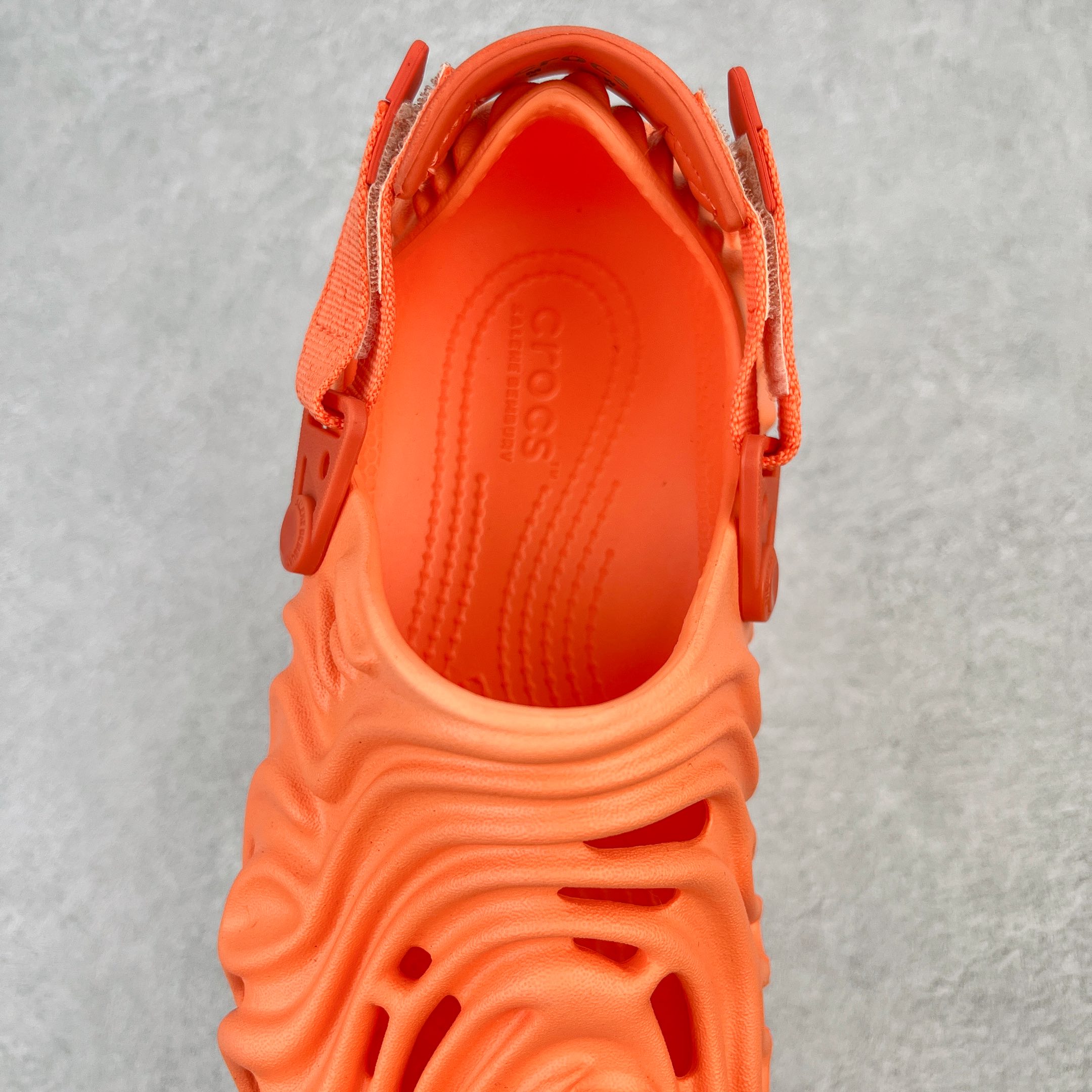 图片[5]-＃DG莞产 Salehe Bembury x Crocs Pollex Clog 卡骆驰指纹式脊骨系列夏日沙滩室内外穿搭休闲涉水洞洞鞋凉拖鞋 近年来随着Urban Outdoor的风潮持续延烧 凉鞋无疑成为了所有相关单品中最大的受益者之一 不仅在穿拖上相当方面 经挑选过后的特殊款式 还能同时兼具抗水的功能 而如果要同时兼顾到美观与时尚 那么绝对不可不提到由Salehe Bembury携手Crocs所推出的Pollex Clog了 日前艺术家 Salehe Bembury 与 Crocs 的合作再度迎来更新 在设计上更有别于Classic Clog slides的设计 改以较具有流线 同时仍兼顾抗水透湿机能性的全新样貌呈现 原厂代工追单品质 采用高工艺EVA一次爆炸鞋底模 组合防滑耐磨水晶橡胶片 后跟魔术贴调节绑带 拖鞋凉鞋随意切换 同步官方尺码：M4（36-37） M5（37-38）M6（38-39）M7（39-40）M8（41-42）M9（42-43）M10（43-44）M11（45-46）-选品中心