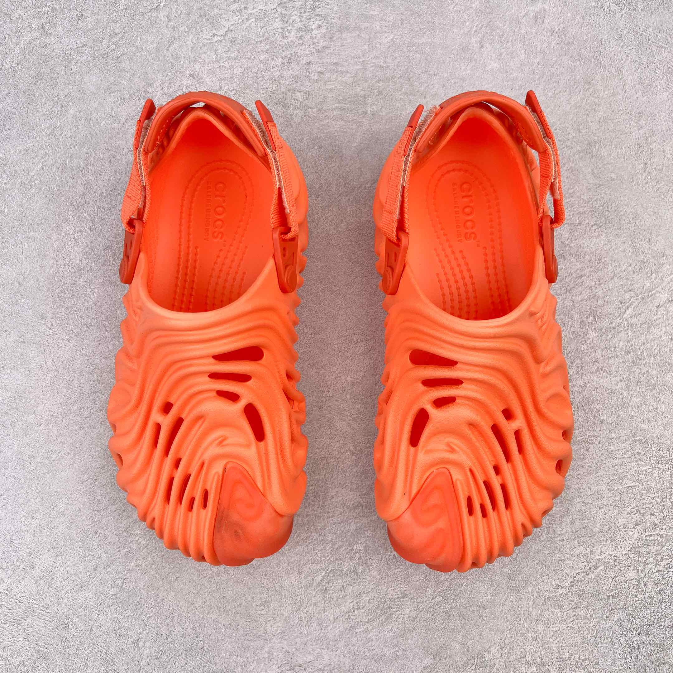 图片[2]-＃DG莞产 Salehe Bembury x Crocs Pollex Clog 卡骆驰指纹式脊骨系列夏日沙滩室内外穿搭休闲涉水洞洞鞋凉拖鞋 近年来随着Urban Outdoor的风潮持续延烧 凉鞋无疑成为了所有相关单品中最大的受益者之一 不仅在穿拖上相当方面 经挑选过后的特殊款式 还能同时兼具抗水的功能 而如果要同时兼顾到美观与时尚 那么绝对不可不提到由Salehe Bembury携手Crocs所推出的Pollex Clog了 日前艺术家 Salehe Bembury 与 Crocs 的合作再度迎来更新 在设计上更有别于Classic Clog slides的设计 改以较具有流线 同时仍兼顾抗水透湿机能性的全新样貌呈现 原厂代工追单品质 采用高工艺EVA一次爆炸鞋底模 组合防滑耐磨水晶橡胶片 后跟魔术贴调节绑带 拖鞋凉鞋随意切换 同步官方尺码：M4（36-37） M5（37-38）M6（38-39）M7（39-40）M8（41-42）M9（42-43）M10（43-44）M11（45-46）-选品中心