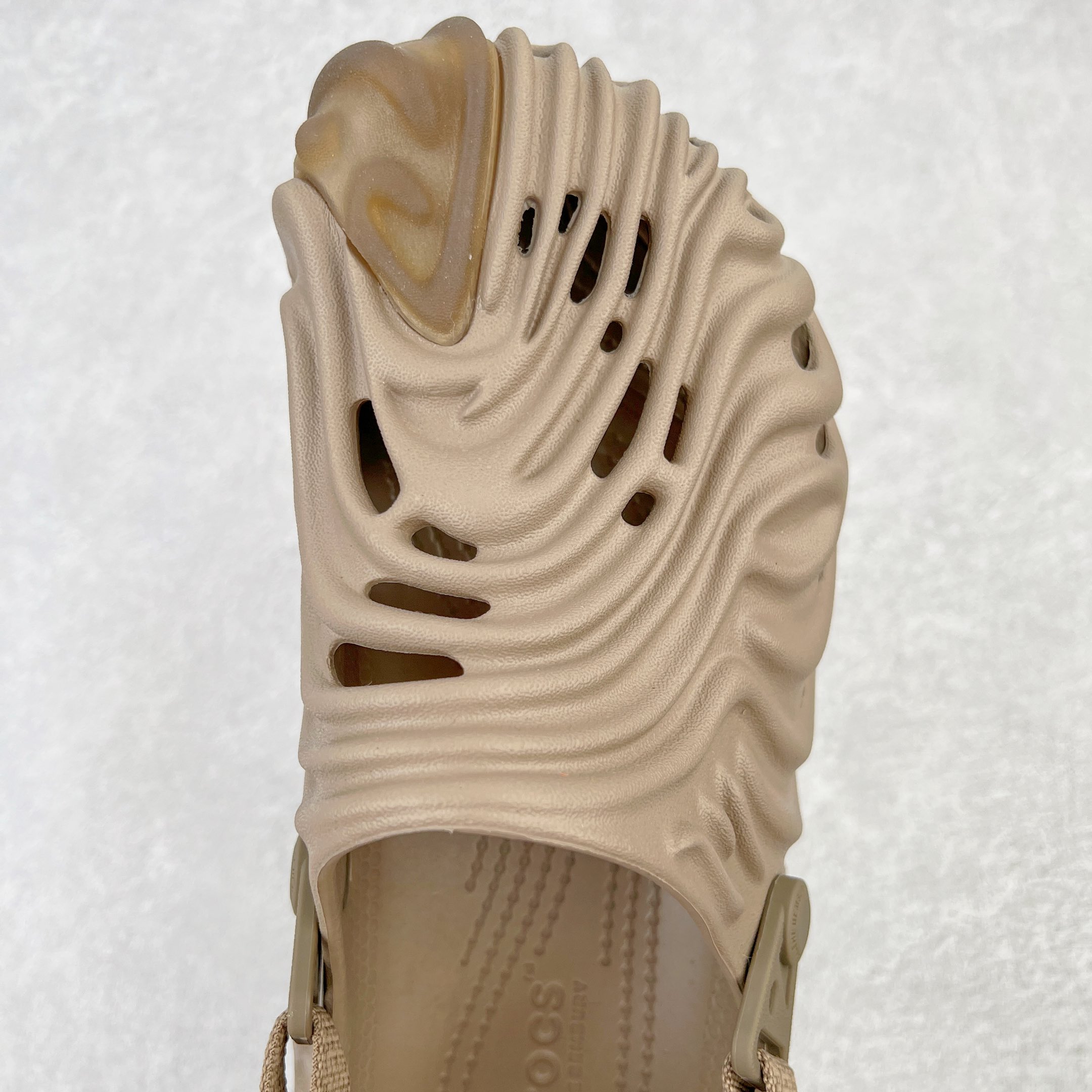 图片[4]-＃DG莞产 Salehe Bembury x Crocs Pollex Clog 卡骆驰指纹式脊骨系列夏日沙滩室内外穿搭休闲涉水洞洞鞋凉拖鞋 近年来随着Urban Outdoor的风潮持续延烧 凉鞋无疑成为了所有相关单品中最大的受益者之一 不仅在穿拖上相当方面 经挑选过后的特殊款式 还能同时兼具抗水的功能 而如果要同时兼顾到美观与时尚 那么绝对不可不提到由Salehe Bembury携手Crocs所推出的Pollex Clog了 日前艺术家 Salehe Bembury 与 Crocs 的合作再度迎来更新 在设计上更有别于Classic Clog slides的设计 改以较具有流线 同时仍兼顾抗水透湿机能性的全新样貌呈现 原厂代工追单品质 采用高工艺EVA一次爆炸鞋底模 组合防滑耐磨水晶橡胶片 后跟魔术贴调节绑带 拖鞋凉鞋随意切换 同步官方尺码：M4（36-37） M5（37-38）M6（38-39）M7（39-40）M8（41-42）M9（42-43）M10（43-44）M11（45-46）-选品中心