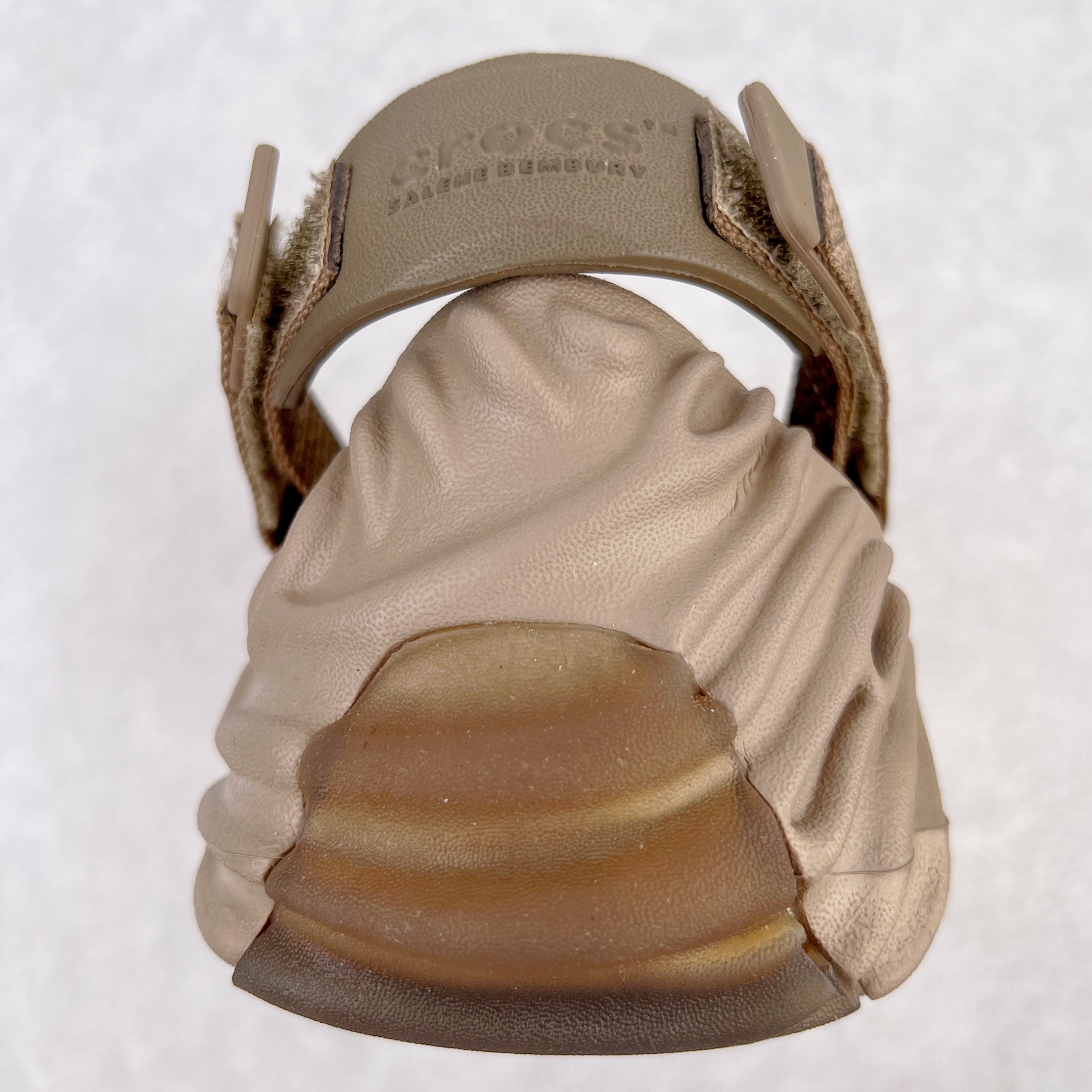 图片[8]-＃DG莞产 Salehe Bembury x Crocs Pollex Clog 卡骆驰指纹式脊骨系列夏日沙滩室内外穿搭休闲涉水洞洞鞋凉拖鞋 近年来随着Urban Outdoor的风潮持续延烧 凉鞋无疑成为了所有相关单品中最大的受益者之一 不仅在穿拖上相当方面 经挑选过后的特殊款式 还能同时兼具抗水的功能 而如果要同时兼顾到美观与时尚 那么绝对不可不提到由Salehe Bembury携手Crocs所推出的Pollex Clog了 日前艺术家 Salehe Bembury 与 Crocs 的合作再度迎来更新 在设计上更有别于Classic Clog slides的设计 改以较具有流线 同时仍兼顾抗水透湿机能性的全新样貌呈现 原厂代工追单品质 采用高工艺EVA一次爆炸鞋底模 组合防滑耐磨水晶橡胶片 后跟魔术贴调节绑带 拖鞋凉鞋随意切换 同步官方尺码：M4（36-37） M5（37-38）M6（38-39）M7（39-40）M8（41-42）M9（42-43）M10（43-44）M11（45-46）-选品中心