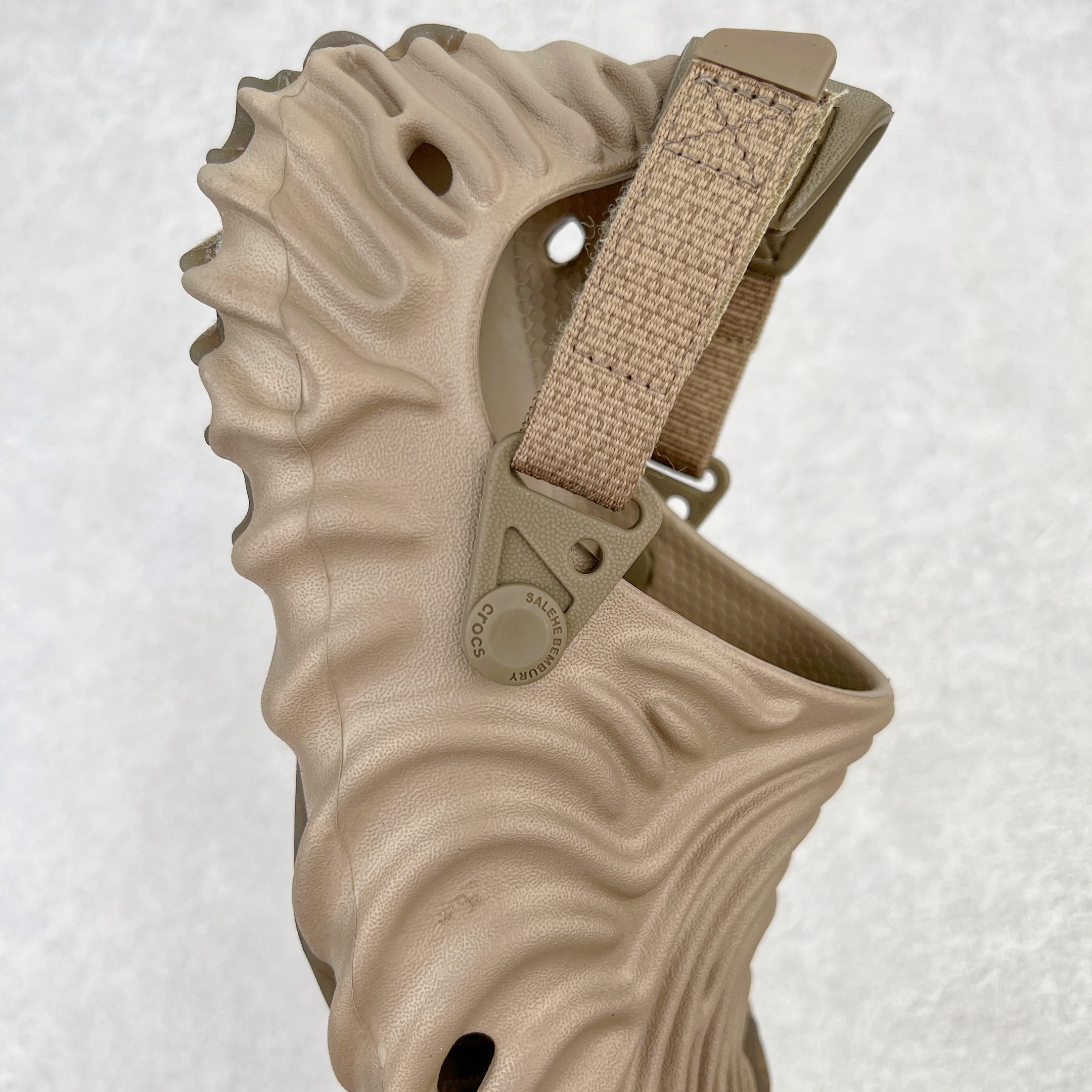 图片[6]-＃DG莞产 Salehe Bembury x Crocs Pollex Clog 卡骆驰指纹式脊骨系列夏日沙滩室内外穿搭休闲涉水洞洞鞋凉拖鞋 近年来随着Urban Outdoor的风潮持续延烧 凉鞋无疑成为了所有相关单品中最大的受益者之一 不仅在穿拖上相当方面 经挑选过后的特殊款式 还能同时兼具抗水的功能 而如果要同时兼顾到美观与时尚 那么绝对不可不提到由Salehe Bembury携手Crocs所推出的Pollex Clog了 日前艺术家 Salehe Bembury 与 Crocs 的合作再度迎来更新 在设计上更有别于Classic Clog slides的设计 改以较具有流线 同时仍兼顾抗水透湿机能性的全新样貌呈现 原厂代工追单品质 采用高工艺EVA一次爆炸鞋底模 组合防滑耐磨水晶橡胶片 后跟魔术贴调节绑带 拖鞋凉鞋随意切换 同步官方尺码：M4（36-37） M5（37-38）M6（38-39）M7（39-40）M8（41-42）M9（42-43）M10（43-44）M11（45-46）-选品中心