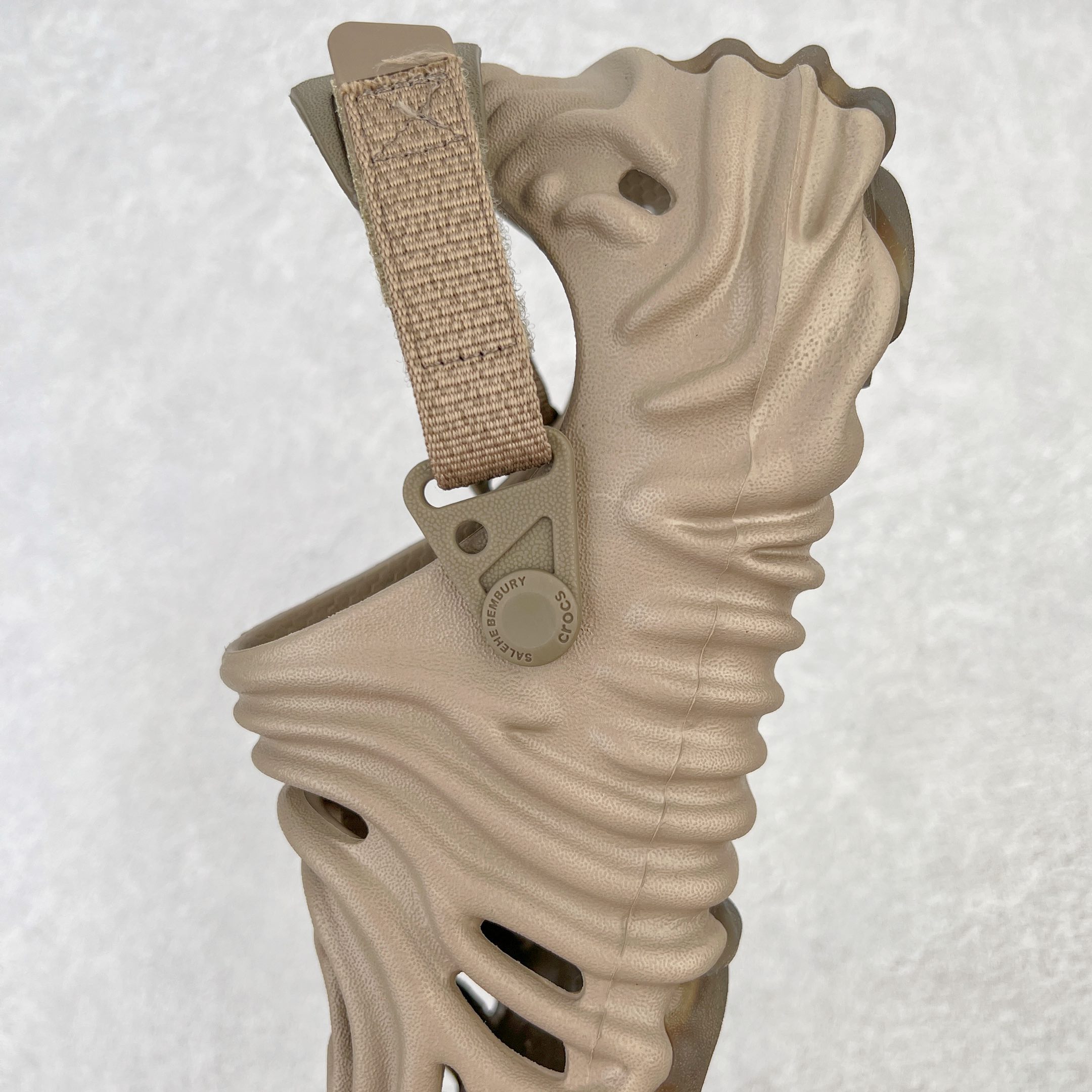 图片[7]-＃DG莞产 Salehe Bembury x Crocs Pollex Clog 卡骆驰指纹式脊骨系列夏日沙滩室内外穿搭休闲涉水洞洞鞋凉拖鞋 近年来随着Urban Outdoor的风潮持续延烧 凉鞋无疑成为了所有相关单品中最大的受益者之一 不仅在穿拖上相当方面 经挑选过后的特殊款式 还能同时兼具抗水的功能 而如果要同时兼顾到美观与时尚 那么绝对不可不提到由Salehe Bembury携手Crocs所推出的Pollex Clog了 日前艺术家 Salehe Bembury 与 Crocs 的合作再度迎来更新 在设计上更有别于Classic Clog slides的设计 改以较具有流线 同时仍兼顾抗水透湿机能性的全新样貌呈现 原厂代工追单品质 采用高工艺EVA一次爆炸鞋底模 组合防滑耐磨水晶橡胶片 后跟魔术贴调节绑带 拖鞋凉鞋随意切换 同步官方尺码：M4（36-37） M5（37-38）M6（38-39）M7（39-40）M8（41-42）M9（42-43）M10（43-44）M11（45-46）-选品中心