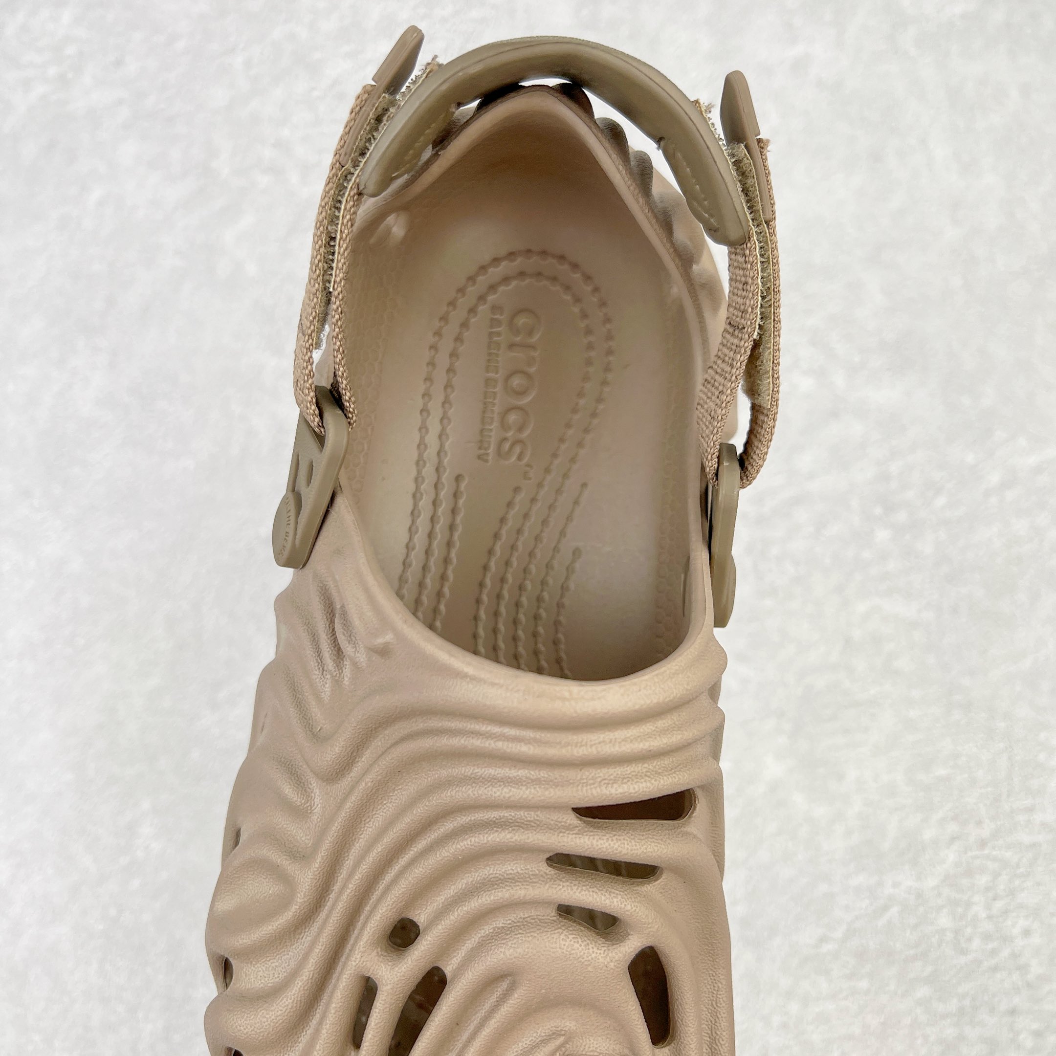 图片[5]-＃DG莞产 Salehe Bembury x Crocs Pollex Clog 卡骆驰指纹式脊骨系列夏日沙滩室内外穿搭休闲涉水洞洞鞋凉拖鞋 近年来随着Urban Outdoor的风潮持续延烧 凉鞋无疑成为了所有相关单品中最大的受益者之一 不仅在穿拖上相当方面 经挑选过后的特殊款式 还能同时兼具抗水的功能 而如果要同时兼顾到美观与时尚 那么绝对不可不提到由Salehe Bembury携手Crocs所推出的Pollex Clog了 日前艺术家 Salehe Bembury 与 Crocs 的合作再度迎来更新 在设计上更有别于Classic Clog slides的设计 改以较具有流线 同时仍兼顾抗水透湿机能性的全新样貌呈现 原厂代工追单品质 采用高工艺EVA一次爆炸鞋底模 组合防滑耐磨水晶橡胶片 后跟魔术贴调节绑带 拖鞋凉鞋随意切换 同步官方尺码：M4（36-37） M5（37-38）M6（38-39）M7（39-40）M8（41-42）M9（42-43）M10（43-44）M11（45-46）-选品中心