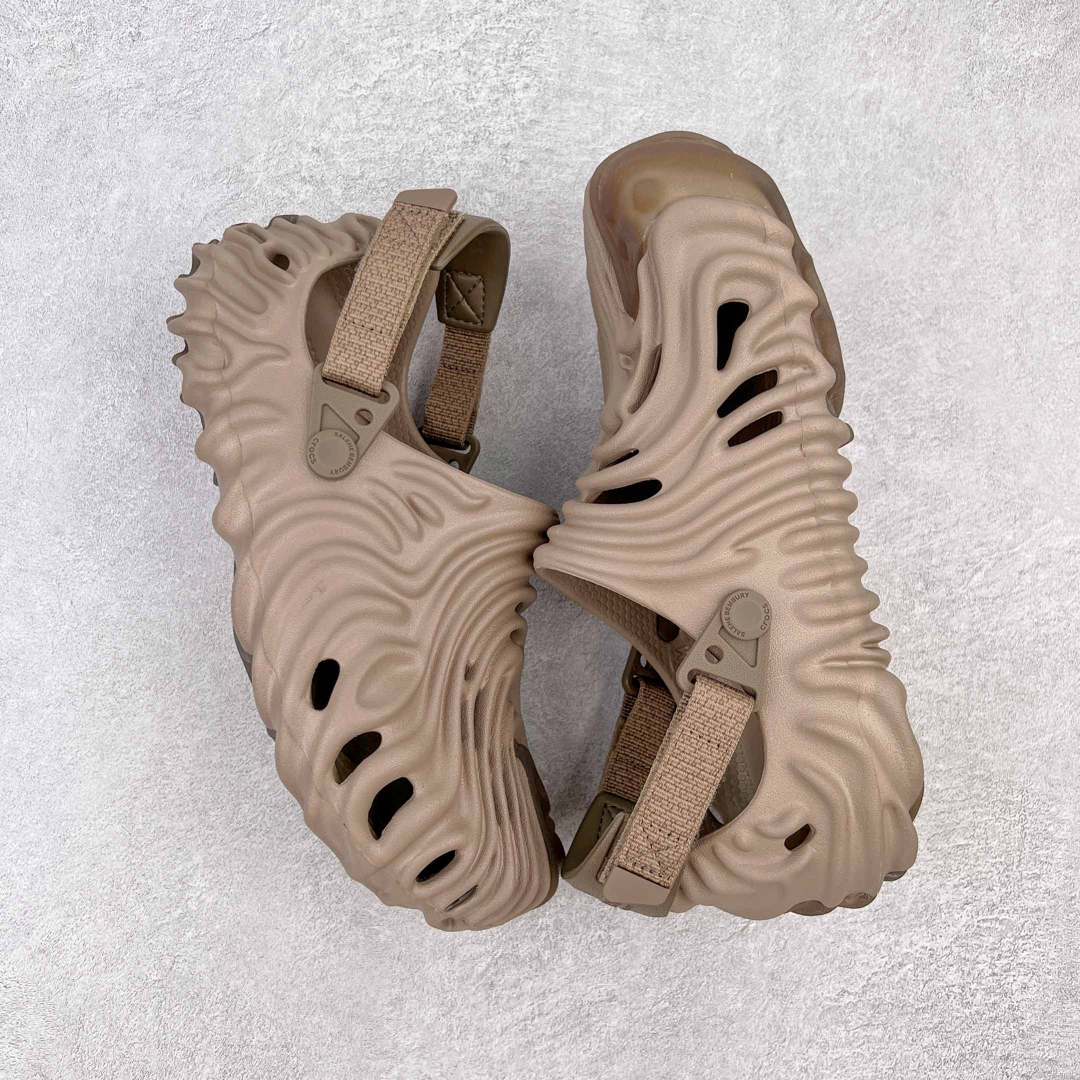 图片[3]-＃DG莞产 Salehe Bembury x Crocs Pollex Clog 卡骆驰指纹式脊骨系列夏日沙滩室内外穿搭休闲涉水洞洞鞋凉拖鞋 近年来随着Urban Outdoor的风潮持续延烧 凉鞋无疑成为了所有相关单品中最大的受益者之一 不仅在穿拖上相当方面 经挑选过后的特殊款式 还能同时兼具抗水的功能 而如果要同时兼顾到美观与时尚 那么绝对不可不提到由Salehe Bembury携手Crocs所推出的Pollex Clog了 日前艺术家 Salehe Bembury 与 Crocs 的合作再度迎来更新 在设计上更有别于Classic Clog slides的设计 改以较具有流线 同时仍兼顾抗水透湿机能性的全新样貌呈现 原厂代工追单品质 采用高工艺EVA一次爆炸鞋底模 组合防滑耐磨水晶橡胶片 后跟魔术贴调节绑带 拖鞋凉鞋随意切换 同步官方尺码：M4（36-37） M5（37-38）M6（38-39）M7（39-40）M8（41-42）M9（42-43）M10（43-44）M11（45-46）-选品中心