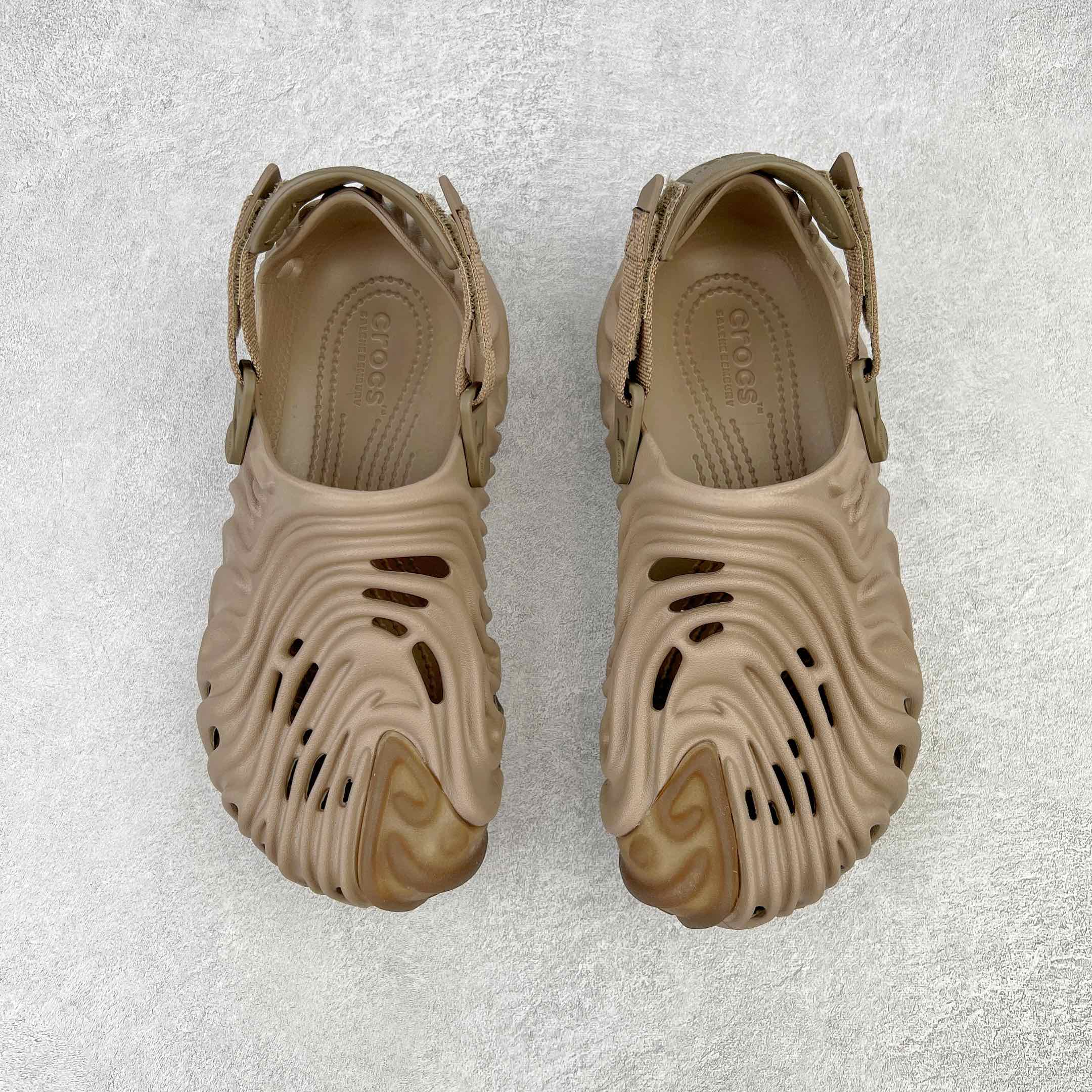 图片[2]-＃DG莞产 Salehe Bembury x Crocs Pollex Clog 卡骆驰指纹式脊骨系列夏日沙滩室内外穿搭休闲涉水洞洞鞋凉拖鞋 近年来随着Urban Outdoor的风潮持续延烧 凉鞋无疑成为了所有相关单品中最大的受益者之一 不仅在穿拖上相当方面 经挑选过后的特殊款式 还能同时兼具抗水的功能 而如果要同时兼顾到美观与时尚 那么绝对不可不提到由Salehe Bembury携手Crocs所推出的Pollex Clog了 日前艺术家 Salehe Bembury 与 Crocs 的合作再度迎来更新 在设计上更有别于Classic Clog slides的设计 改以较具有流线 同时仍兼顾抗水透湿机能性的全新样貌呈现 原厂代工追单品质 采用高工艺EVA一次爆炸鞋底模 组合防滑耐磨水晶橡胶片 后跟魔术贴调节绑带 拖鞋凉鞋随意切换 同步官方尺码：M4（36-37） M5（37-38）M6（38-39）M7（39-40）M8（41-42）M9（42-43）M10（43-44）M11（45-46）-选品中心