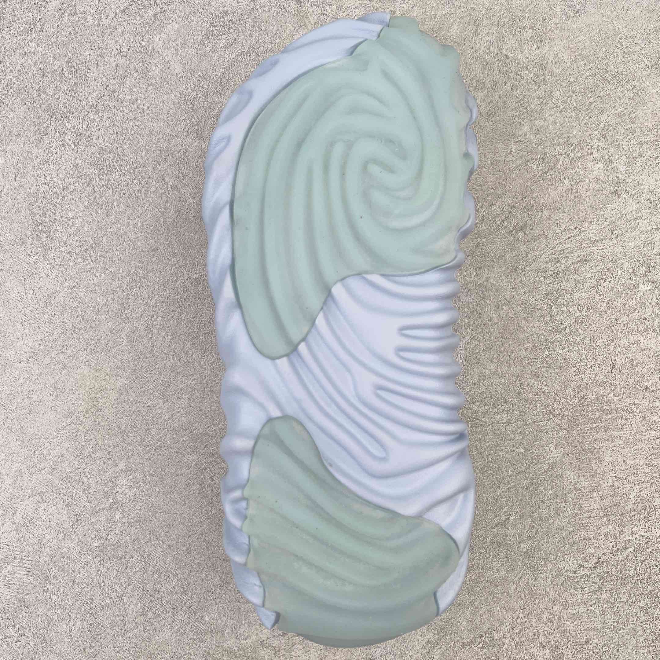 图片[9]-＃DG莞产 Salehe Bembury x Crocs Pollex Clog 卡骆驰指纹式脊骨系列夏日沙滩室内外穿搭休闲涉水洞洞鞋凉拖鞋 近年来随着Urban Outdoor的风潮持续延烧 凉鞋无疑成为了所有相关单品中最大的受益者之一 不仅在穿拖上相当方面 经挑选过后的特殊款式 还能同时兼具抗水的功能 而如果要同时兼顾到美观与时尚 那么绝对不可不提到由Salehe Bembury携手Crocs所推出的Pollex Clog了 日前艺术家 Salehe Bembury 与 Crocs 的合作再度迎来更新 在设计上更有别于Classic Clog slides的设计 改以较具有流线 同时仍兼顾抗水透湿机能性的全新样貌呈现 原厂代工追单品质 采用高工艺EVA一次爆炸鞋底模 组合防滑耐磨水晶橡胶片 后跟魔术贴调节绑带 拖鞋凉鞋随意切换 同步官方尺码：M4（36-37） M5（37-38）M6（38-39）M7（39-40）M8（41-42）M9（42-43）M10（43-44）M11（45-46）-选品中心