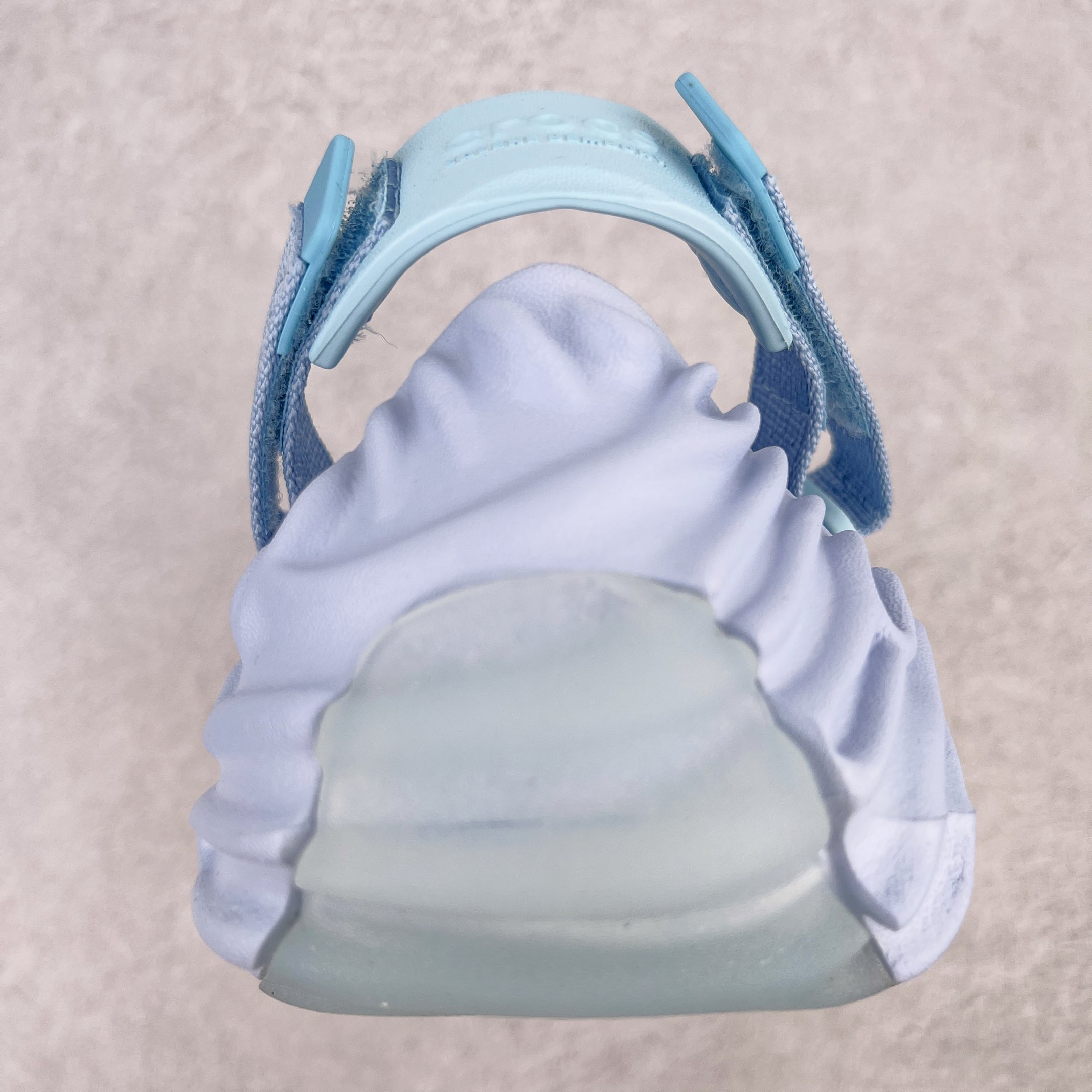 图片[8]-＃DG莞产 Salehe Bembury x Crocs Pollex Clog 卡骆驰指纹式脊骨系列夏日沙滩室内外穿搭休闲涉水洞洞鞋凉拖鞋 近年来随着Urban Outdoor的风潮持续延烧 凉鞋无疑成为了所有相关单品中最大的受益者之一 不仅在穿拖上相当方面 经挑选过后的特殊款式 还能同时兼具抗水的功能 而如果要同时兼顾到美观与时尚 那么绝对不可不提到由Salehe Bembury携手Crocs所推出的Pollex Clog了 日前艺术家 Salehe Bembury 与 Crocs 的合作再度迎来更新 在设计上更有别于Classic Clog slides的设计 改以较具有流线 同时仍兼顾抗水透湿机能性的全新样貌呈现 原厂代工追单品质 采用高工艺EVA一次爆炸鞋底模 组合防滑耐磨水晶橡胶片 后跟魔术贴调节绑带 拖鞋凉鞋随意切换 同步官方尺码：M4（36-37） M5（37-38）M6（38-39）M7（39-40）M8（41-42）M9（42-43）M10（43-44）M11（45-46）-选品中心