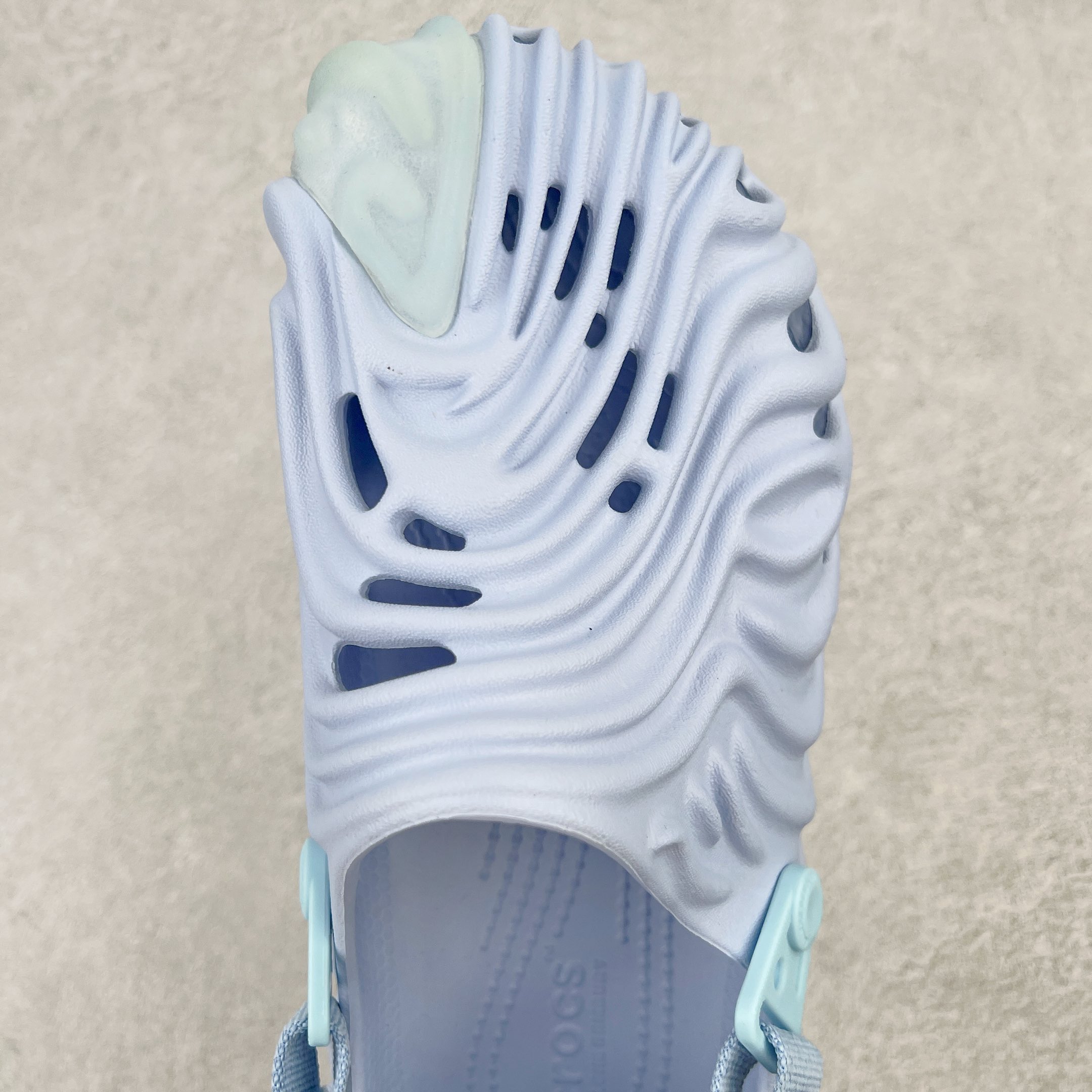 图片[4]-＃DG莞产 Salehe Bembury x Crocs Pollex Clog 卡骆驰指纹式脊骨系列夏日沙滩室内外穿搭休闲涉水洞洞鞋凉拖鞋 近年来随着Urban Outdoor的风潮持续延烧 凉鞋无疑成为了所有相关单品中最大的受益者之一 不仅在穿拖上相当方面 经挑选过后的特殊款式 还能同时兼具抗水的功能 而如果要同时兼顾到美观与时尚 那么绝对不可不提到由Salehe Bembury携手Crocs所推出的Pollex Clog了 日前艺术家 Salehe Bembury 与 Crocs 的合作再度迎来更新 在设计上更有别于Classic Clog slides的设计 改以较具有流线 同时仍兼顾抗水透湿机能性的全新样貌呈现 原厂代工追单品质 采用高工艺EVA一次爆炸鞋底模 组合防滑耐磨水晶橡胶片 后跟魔术贴调节绑带 拖鞋凉鞋随意切换 同步官方尺码：M4（36-37） M5（37-38）M6（38-39）M7（39-40）M8（41-42）M9（42-43）M10（43-44）M11（45-46）-选品中心