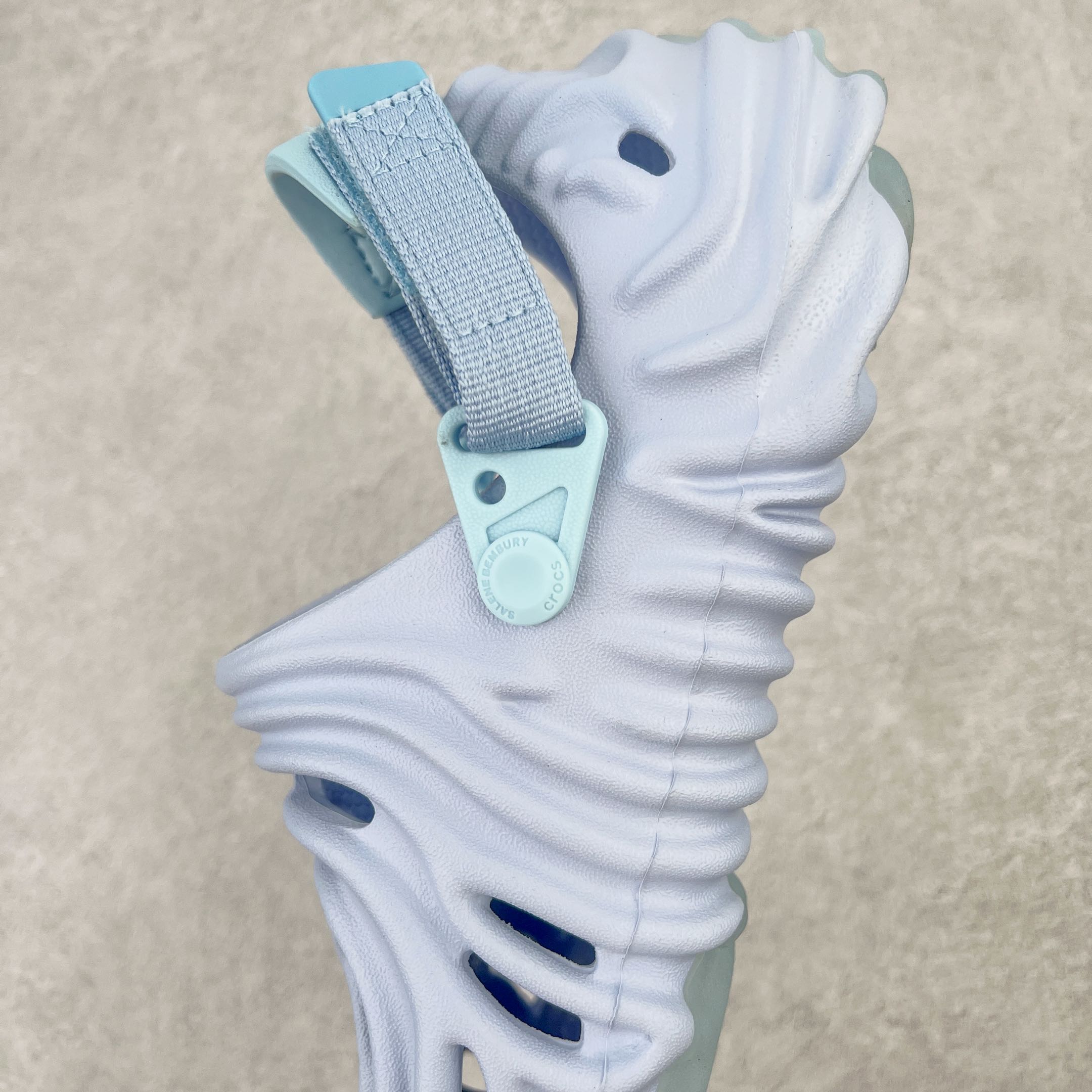 图片[7]-＃DG莞产 Salehe Bembury x Crocs Pollex Clog 卡骆驰指纹式脊骨系列夏日沙滩室内外穿搭休闲涉水洞洞鞋凉拖鞋 近年来随着Urban Outdoor的风潮持续延烧 凉鞋无疑成为了所有相关单品中最大的受益者之一 不仅在穿拖上相当方面 经挑选过后的特殊款式 还能同时兼具抗水的功能 而如果要同时兼顾到美观与时尚 那么绝对不可不提到由Salehe Bembury携手Crocs所推出的Pollex Clog了 日前艺术家 Salehe Bembury 与 Crocs 的合作再度迎来更新 在设计上更有别于Classic Clog slides的设计 改以较具有流线 同时仍兼顾抗水透湿机能性的全新样貌呈现 原厂代工追单品质 采用高工艺EVA一次爆炸鞋底模 组合防滑耐磨水晶橡胶片 后跟魔术贴调节绑带 拖鞋凉鞋随意切换 同步官方尺码：M4（36-37） M5（37-38）M6（38-39）M7（39-40）M8（41-42）M9（42-43）M10（43-44）M11（45-46）-选品中心