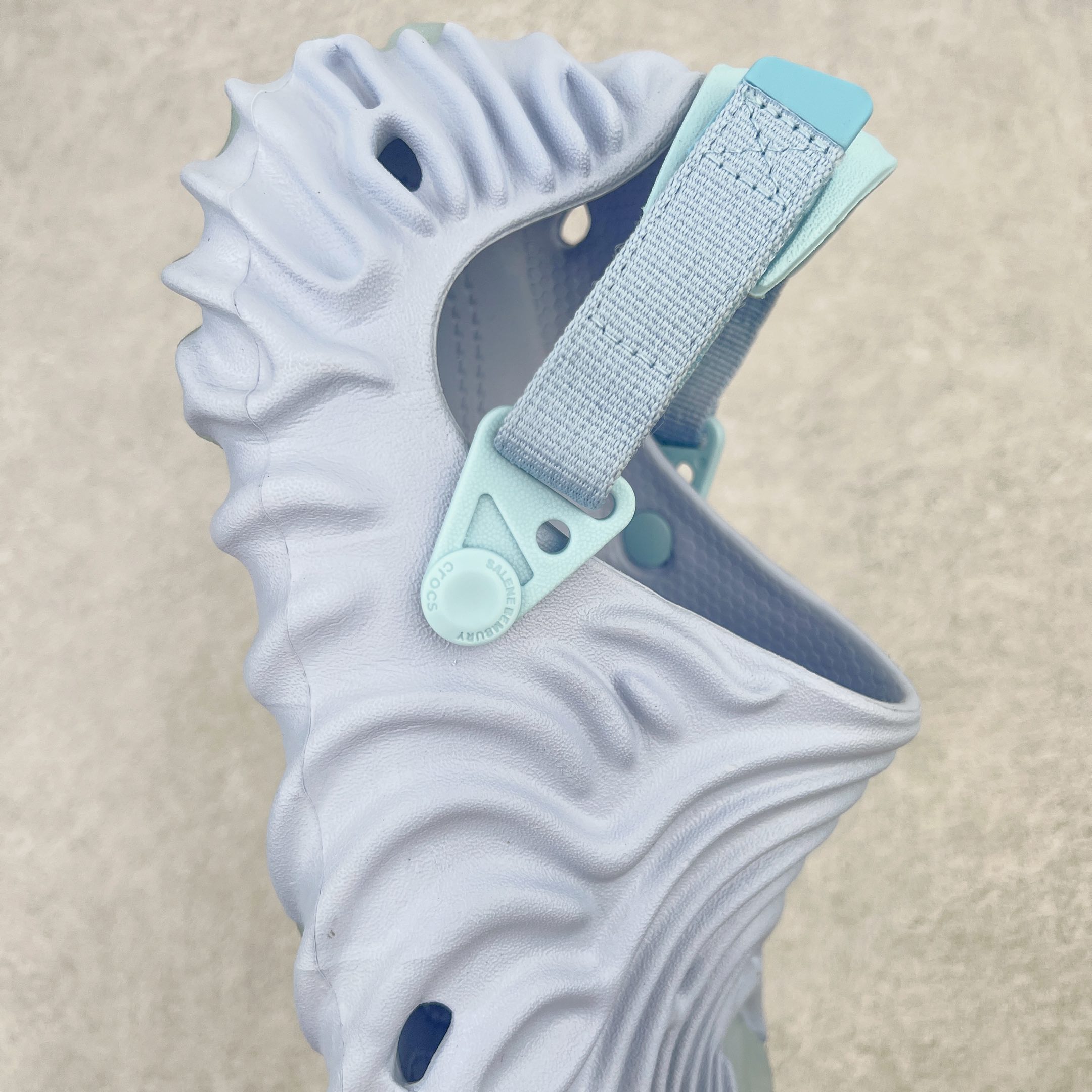 图片[6]-＃DG莞产 Salehe Bembury x Crocs Pollex Clog 卡骆驰指纹式脊骨系列夏日沙滩室内外穿搭休闲涉水洞洞鞋凉拖鞋 近年来随着Urban Outdoor的风潮持续延烧 凉鞋无疑成为了所有相关单品中最大的受益者之一 不仅在穿拖上相当方面 经挑选过后的特殊款式 还能同时兼具抗水的功能 而如果要同时兼顾到美观与时尚 那么绝对不可不提到由Salehe Bembury携手Crocs所推出的Pollex Clog了 日前艺术家 Salehe Bembury 与 Crocs 的合作再度迎来更新 在设计上更有别于Classic Clog slides的设计 改以较具有流线 同时仍兼顾抗水透湿机能性的全新样貌呈现 原厂代工追单品质 采用高工艺EVA一次爆炸鞋底模 组合防滑耐磨水晶橡胶片 后跟魔术贴调节绑带 拖鞋凉鞋随意切换 同步官方尺码：M4（36-37） M5（37-38）M6（38-39）M7（39-40）M8（41-42）M9（42-43）M10（43-44）M11（45-46）-选品中心