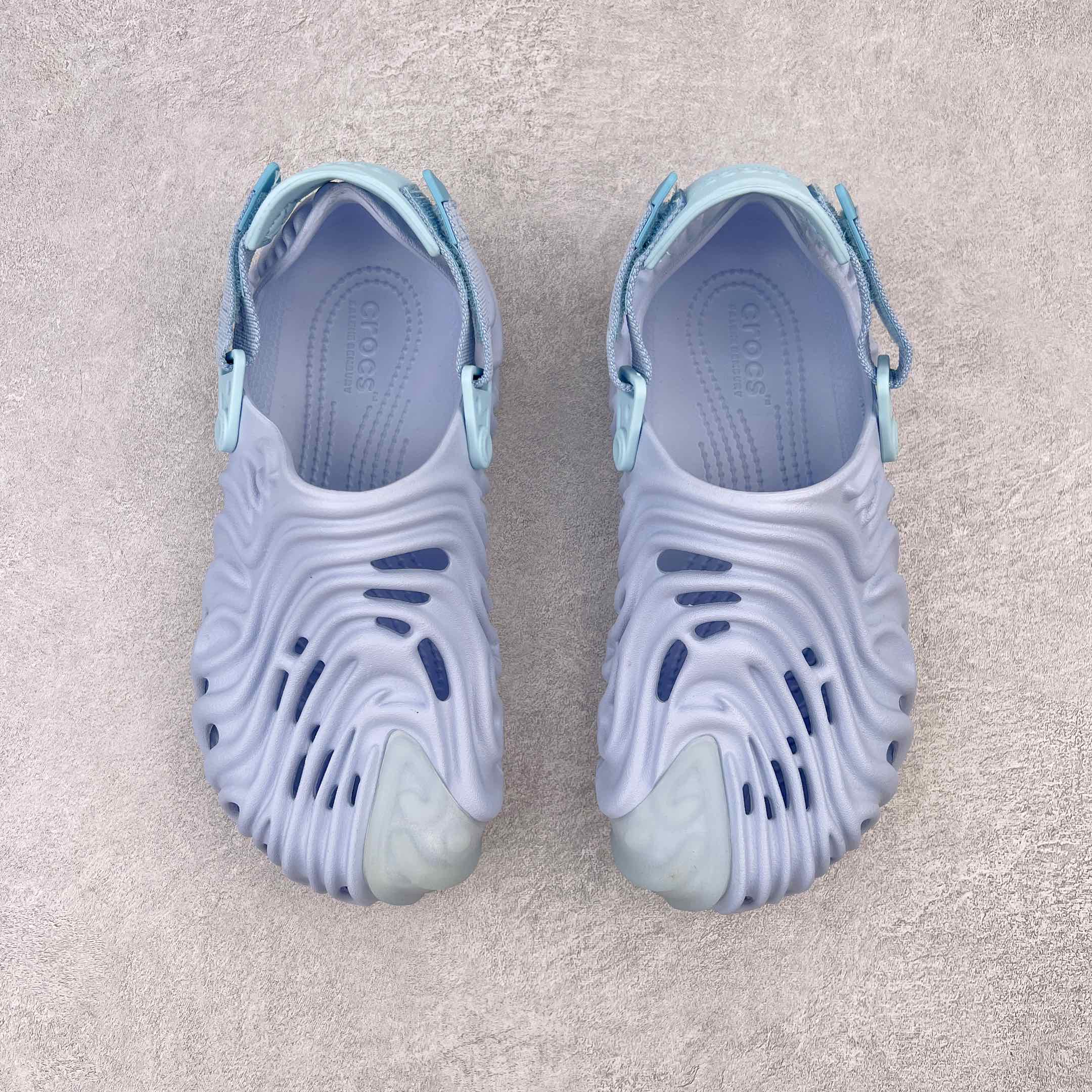 图片[2]-＃DG莞产 Salehe Bembury x Crocs Pollex Clog 卡骆驰指纹式脊骨系列夏日沙滩室内外穿搭休闲涉水洞洞鞋凉拖鞋 近年来随着Urban Outdoor的风潮持续延烧 凉鞋无疑成为了所有相关单品中最大的受益者之一 不仅在穿拖上相当方面 经挑选过后的特殊款式 还能同时兼具抗水的功能 而如果要同时兼顾到美观与时尚 那么绝对不可不提到由Salehe Bembury携手Crocs所推出的Pollex Clog了 日前艺术家 Salehe Bembury 与 Crocs 的合作再度迎来更新 在设计上更有别于Classic Clog slides的设计 改以较具有流线 同时仍兼顾抗水透湿机能性的全新样貌呈现 原厂代工追单品质 采用高工艺EVA一次爆炸鞋底模 组合防滑耐磨水晶橡胶片 后跟魔术贴调节绑带 拖鞋凉鞋随意切换 同步官方尺码：M4（36-37） M5（37-38）M6（38-39）M7（39-40）M8（41-42）M9（42-43）M10（43-44）M11（45-46）-选品中心