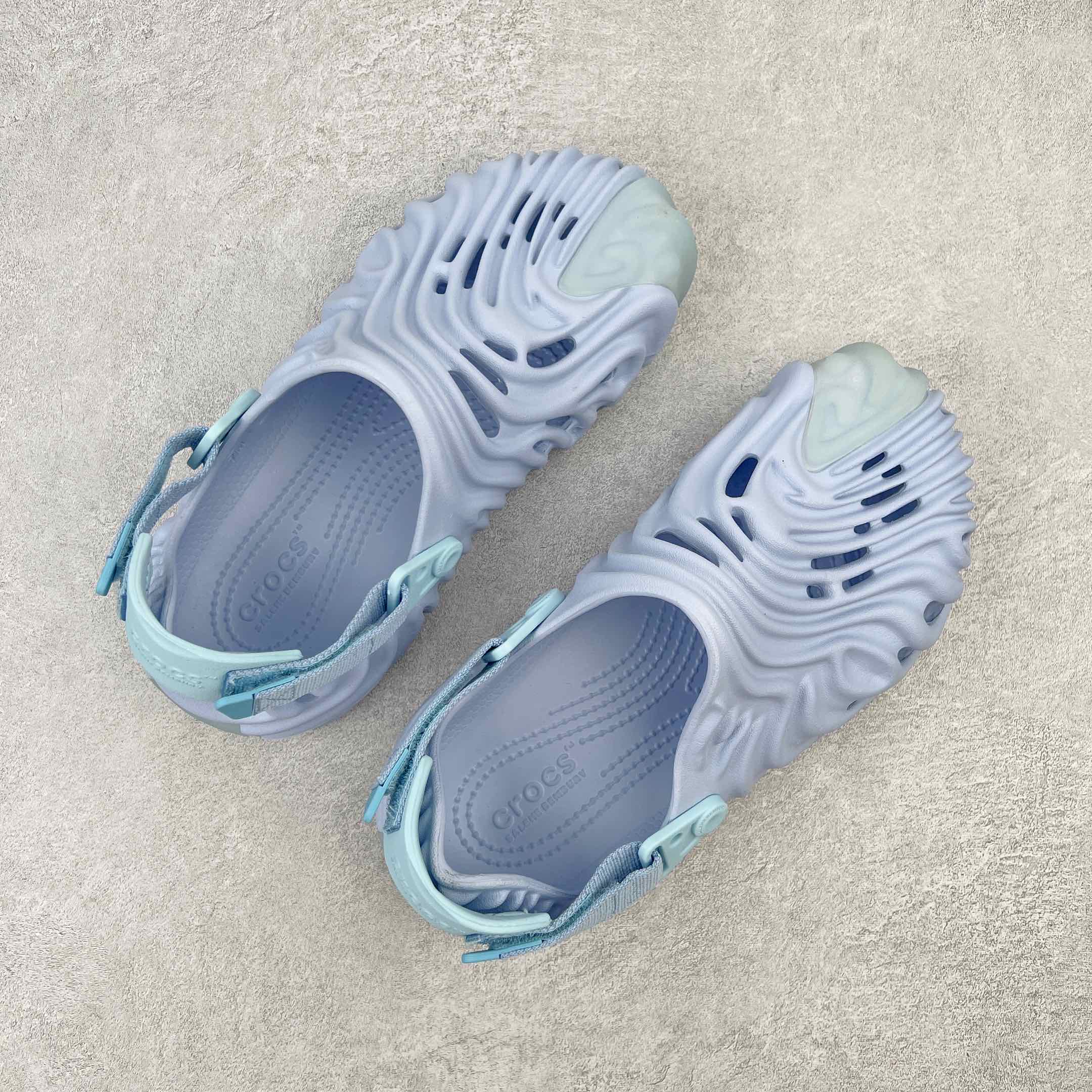 图片[3]-＃DG莞产 Salehe Bembury x Crocs Pollex Clog 卡骆驰指纹式脊骨系列夏日沙滩室内外穿搭休闲涉水洞洞鞋凉拖鞋 近年来随着Urban Outdoor的风潮持续延烧 凉鞋无疑成为了所有相关单品中最大的受益者之一 不仅在穿拖上相当方面 经挑选过后的特殊款式 还能同时兼具抗水的功能 而如果要同时兼顾到美观与时尚 那么绝对不可不提到由Salehe Bembury携手Crocs所推出的Pollex Clog了 日前艺术家 Salehe Bembury 与 Crocs 的合作再度迎来更新 在设计上更有别于Classic Clog slides的设计 改以较具有流线 同时仍兼顾抗水透湿机能性的全新样貌呈现 原厂代工追单品质 采用高工艺EVA一次爆炸鞋底模 组合防滑耐磨水晶橡胶片 后跟魔术贴调节绑带 拖鞋凉鞋随意切换 同步官方尺码：M4（36-37） M5（37-38）M6（38-39）M7（39-40）M8（41-42）M9（42-43）M10（43-44）M11（45-46）-选品中心