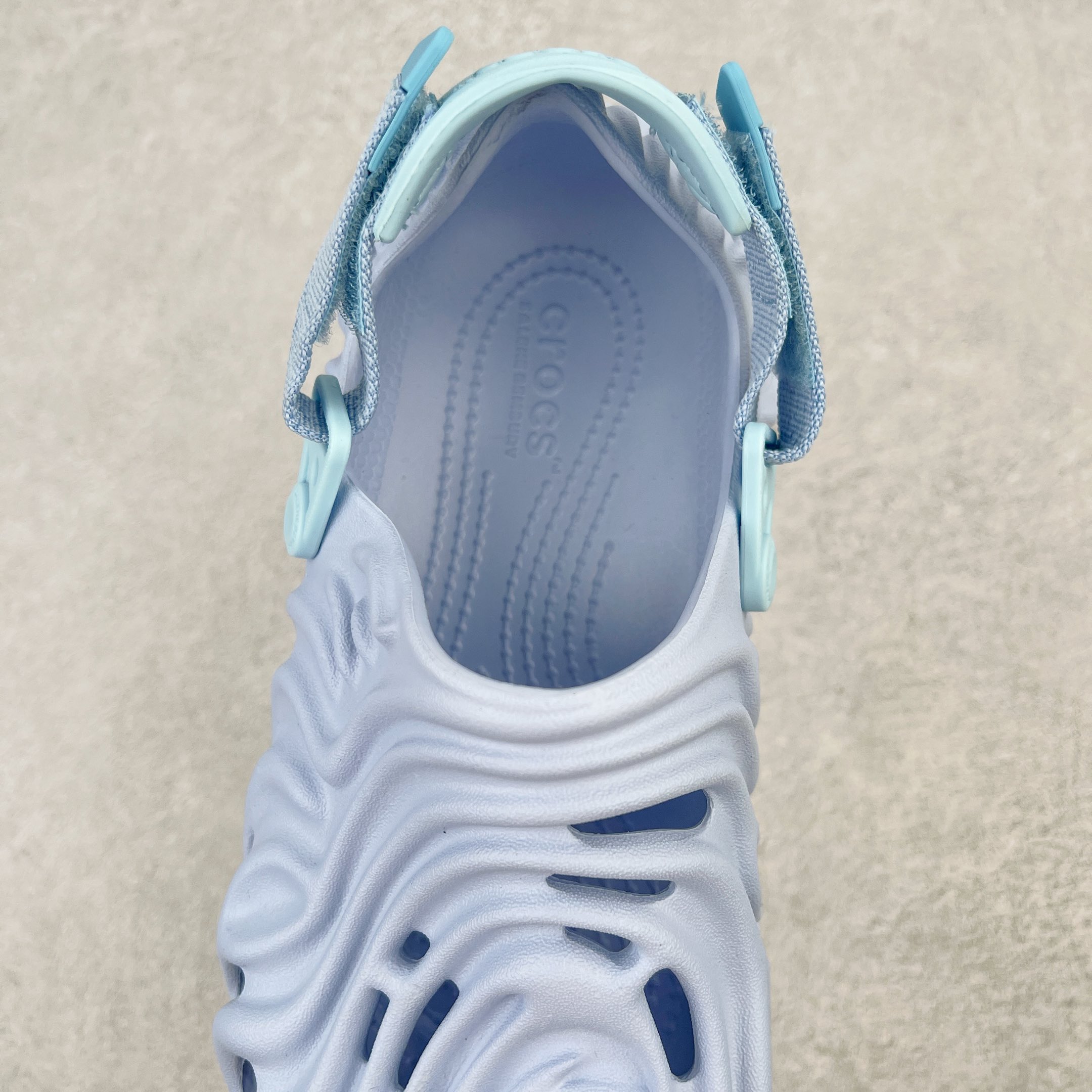 图片[5]-＃DG莞产 Salehe Bembury x Crocs Pollex Clog 卡骆驰指纹式脊骨系列夏日沙滩室内外穿搭休闲涉水洞洞鞋凉拖鞋 近年来随着Urban Outdoor的风潮持续延烧 凉鞋无疑成为了所有相关单品中最大的受益者之一 不仅在穿拖上相当方面 经挑选过后的特殊款式 还能同时兼具抗水的功能 而如果要同时兼顾到美观与时尚 那么绝对不可不提到由Salehe Bembury携手Crocs所推出的Pollex Clog了 日前艺术家 Salehe Bembury 与 Crocs 的合作再度迎来更新 在设计上更有别于Classic Clog slides的设计 改以较具有流线 同时仍兼顾抗水透湿机能性的全新样貌呈现 原厂代工追单品质 采用高工艺EVA一次爆炸鞋底模 组合防滑耐磨水晶橡胶片 后跟魔术贴调节绑带 拖鞋凉鞋随意切换 同步官方尺码：M4（36-37） M5（37-38）M6（38-39）M7（39-40）M8（41-42）M9（42-43）M10（43-44）M11（45-46）-选品中心