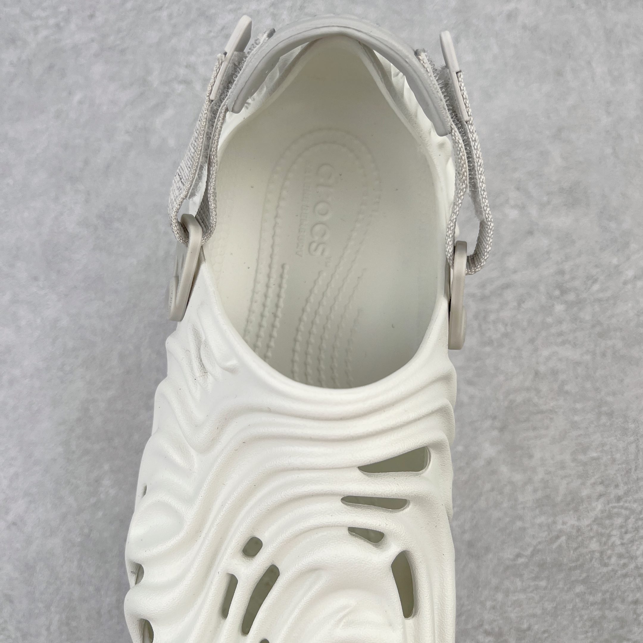 图片[5]-＃DG莞产 Salehe Bembury x Crocs Pollex Clog 卡骆驰指纹式脊骨系列夏日沙滩室内外穿搭休闲涉水洞洞鞋凉拖鞋 近年来随着Urban Outdoor的风潮持续延烧 凉鞋无疑成为了所有相关单品中最大的受益者之一 不仅在穿拖上相当方面 经挑选过后的特殊款式 还能同时兼具抗水的功能 而如果要同时兼顾到美观与时尚 那么绝对不可不提到由Salehe Bembury携手Crocs所推出的Pollex Clog了 日前艺术家 Salehe Bembury 与 Crocs 的合作再度迎来更新 在设计上更有别于Classic Clog slides的设计 改以较具有流线 同时仍兼顾抗水透湿机能性的全新样貌呈现 原厂代工追单品质 采用高工艺EVA一次爆炸鞋底模 组合防滑耐磨水晶橡胶片 后跟魔术贴调节绑带 拖鞋凉鞋随意切换 同步官方尺码：M4（36-37） M5（37-38）M6（38-39）M7（39-40）M8（41-42）M9（42-43）M10（43-44）M11（45-46）-选品中心