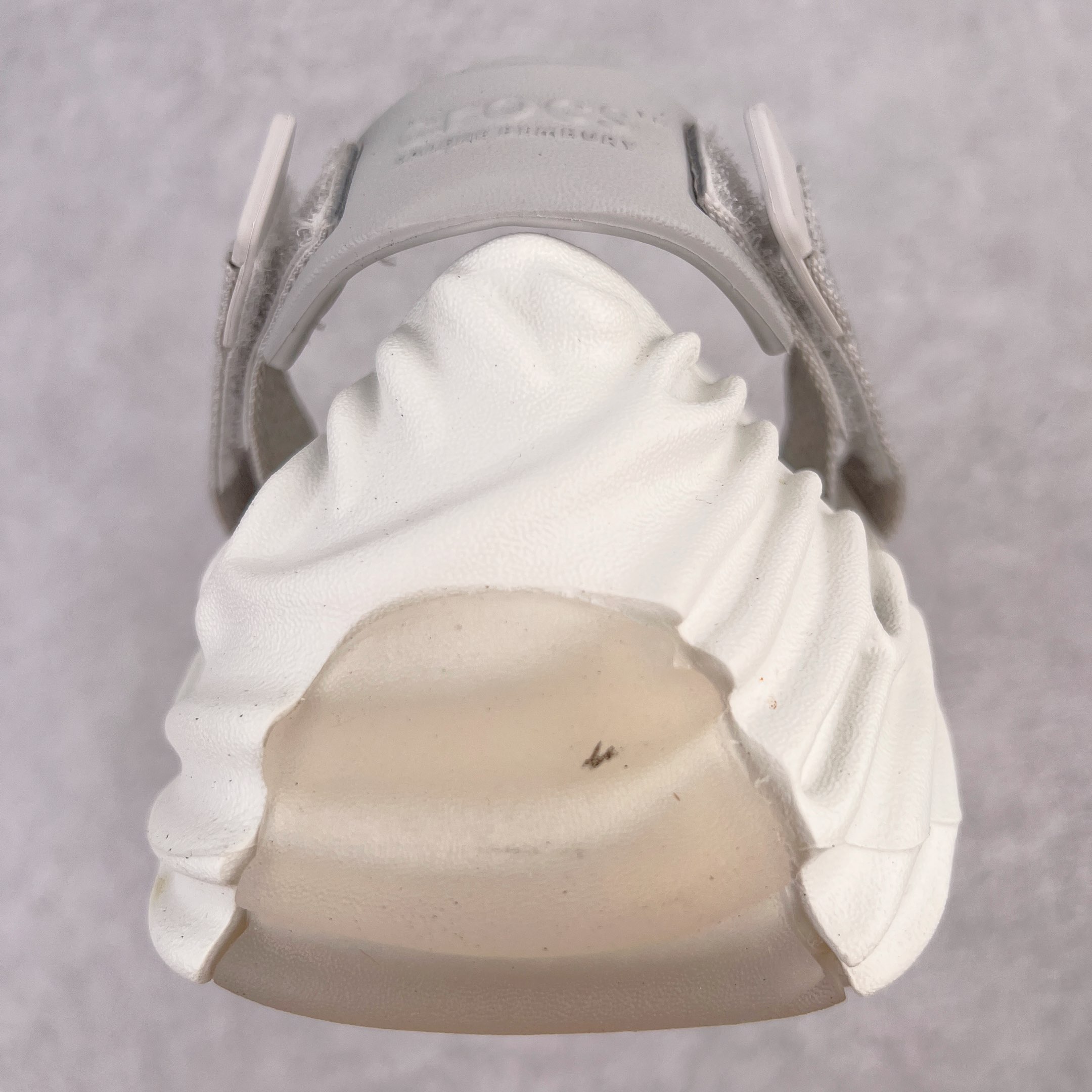 图片[8]-＃DG莞产 Salehe Bembury x Crocs Pollex Clog 卡骆驰指纹式脊骨系列夏日沙滩室内外穿搭休闲涉水洞洞鞋凉拖鞋 近年来随着Urban Outdoor的风潮持续延烧 凉鞋无疑成为了所有相关单品中最大的受益者之一 不仅在穿拖上相当方面 经挑选过后的特殊款式 还能同时兼具抗水的功能 而如果要同时兼顾到美观与时尚 那么绝对不可不提到由Salehe Bembury携手Crocs所推出的Pollex Clog了 日前艺术家 Salehe Bembury 与 Crocs 的合作再度迎来更新 在设计上更有别于Classic Clog slides的设计 改以较具有流线 同时仍兼顾抗水透湿机能性的全新样貌呈现 原厂代工追单品质 采用高工艺EVA一次爆炸鞋底模 组合防滑耐磨水晶橡胶片 后跟魔术贴调节绑带 拖鞋凉鞋随意切换 同步官方尺码：M4（36-37） M5（37-38）M6（38-39）M7（39-40）M8（41-42）M9（42-43）M10（43-44）M11（45-46）-选品中心