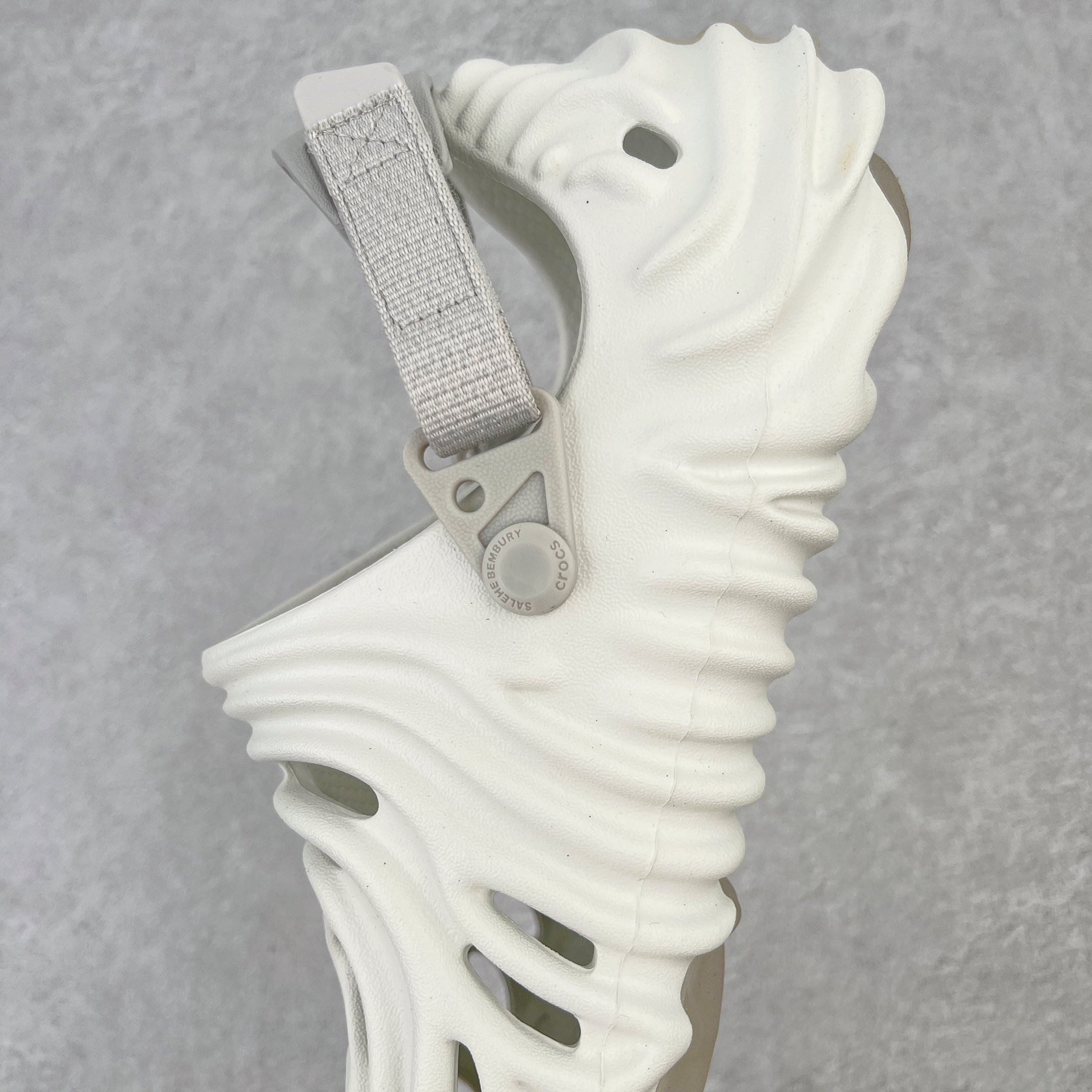 图片[7]-＃DG莞产 Salehe Bembury x Crocs Pollex Clog 卡骆驰指纹式脊骨系列夏日沙滩室内外穿搭休闲涉水洞洞鞋凉拖鞋 近年来随着Urban Outdoor的风潮持续延烧 凉鞋无疑成为了所有相关单品中最大的受益者之一 不仅在穿拖上相当方面 经挑选过后的特殊款式 还能同时兼具抗水的功能 而如果要同时兼顾到美观与时尚 那么绝对不可不提到由Salehe Bembury携手Crocs所推出的Pollex Clog了 日前艺术家 Salehe Bembury 与 Crocs 的合作再度迎来更新 在设计上更有别于Classic Clog slides的设计 改以较具有流线 同时仍兼顾抗水透湿机能性的全新样貌呈现 原厂代工追单品质 采用高工艺EVA一次爆炸鞋底模 组合防滑耐磨水晶橡胶片 后跟魔术贴调节绑带 拖鞋凉鞋随意切换 同步官方尺码：M4（36-37） M5（37-38）M6（38-39）M7（39-40）M8（41-42）M9（42-43）M10（43-44）M11（45-46）-选品中心