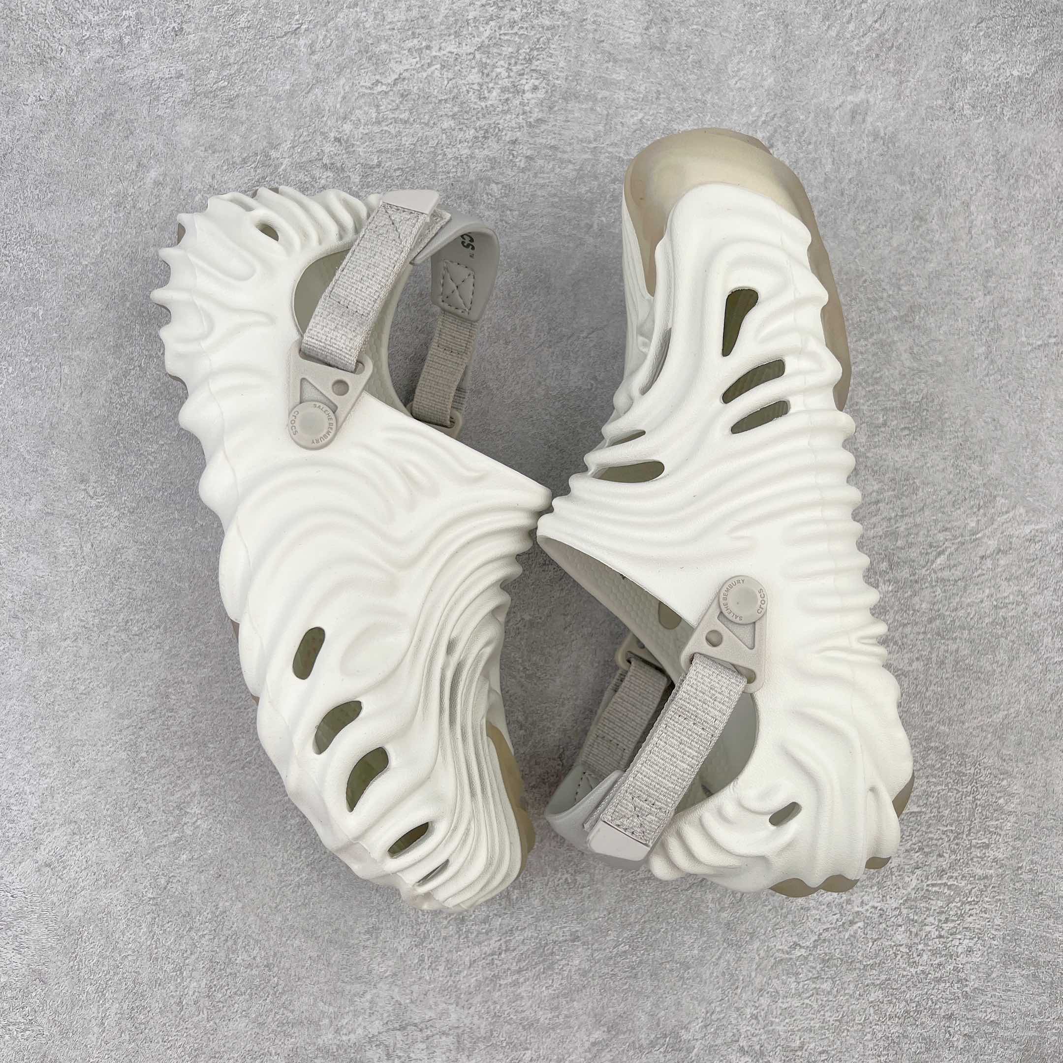 图片[3]-＃DG莞产 Salehe Bembury x Crocs Pollex Clog 卡骆驰指纹式脊骨系列夏日沙滩室内外穿搭休闲涉水洞洞鞋凉拖鞋 近年来随着Urban Outdoor的风潮持续延烧 凉鞋无疑成为了所有相关单品中最大的受益者之一 不仅在穿拖上相当方面 经挑选过后的特殊款式 还能同时兼具抗水的功能 而如果要同时兼顾到美观与时尚 那么绝对不可不提到由Salehe Bembury携手Crocs所推出的Pollex Clog了 日前艺术家 Salehe Bembury 与 Crocs 的合作再度迎来更新 在设计上更有别于Classic Clog slides的设计 改以较具有流线 同时仍兼顾抗水透湿机能性的全新样貌呈现 原厂代工追单品质 采用高工艺EVA一次爆炸鞋底模 组合防滑耐磨水晶橡胶片 后跟魔术贴调节绑带 拖鞋凉鞋随意切换 同步官方尺码：M4（36-37） M5（37-38）M6（38-39）M7（39-40）M8（41-42）M9（42-43）M10（43-44）M11（45-46）-选品中心